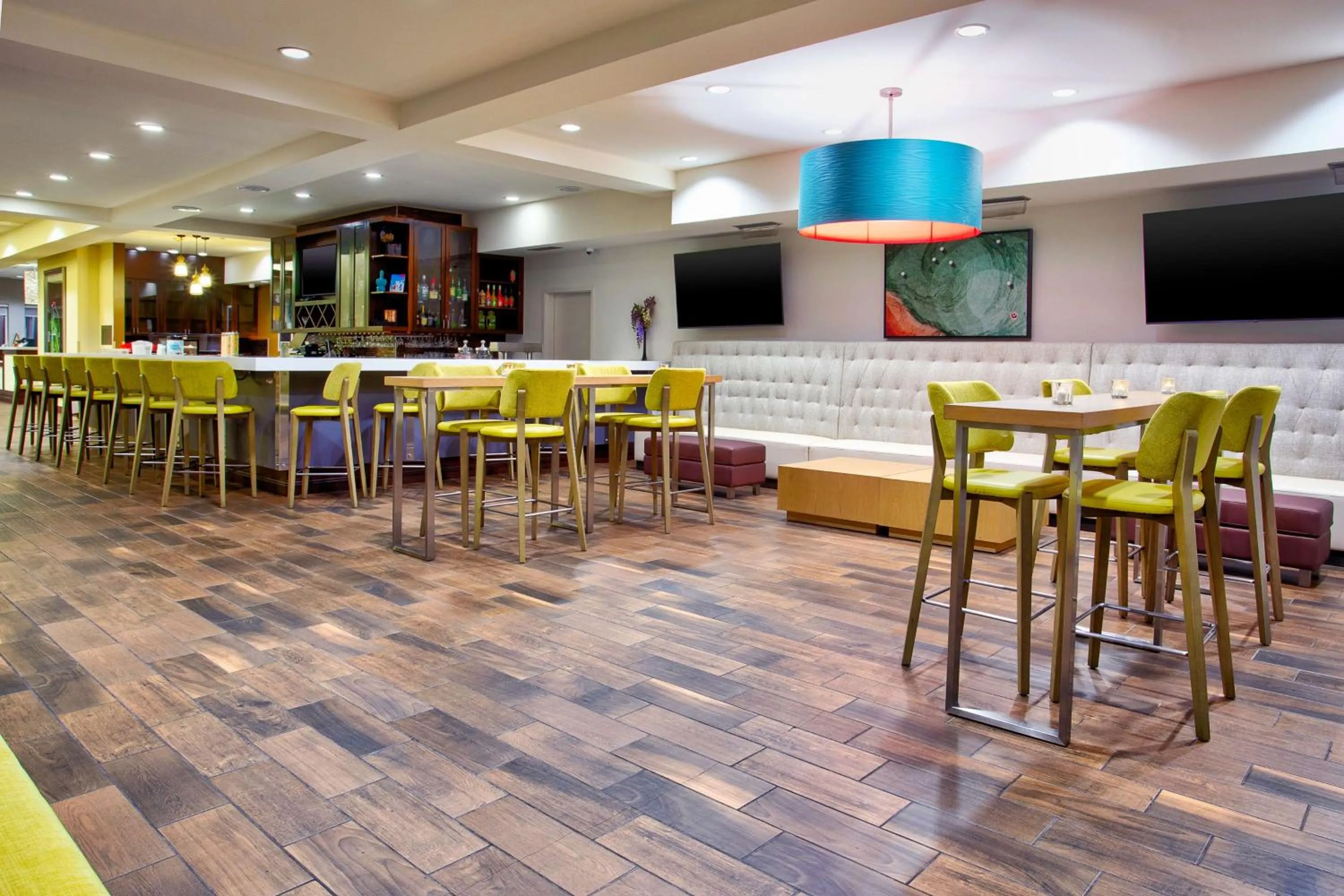 Lounge or bar in Hilton Garden Inn Benton Harbor