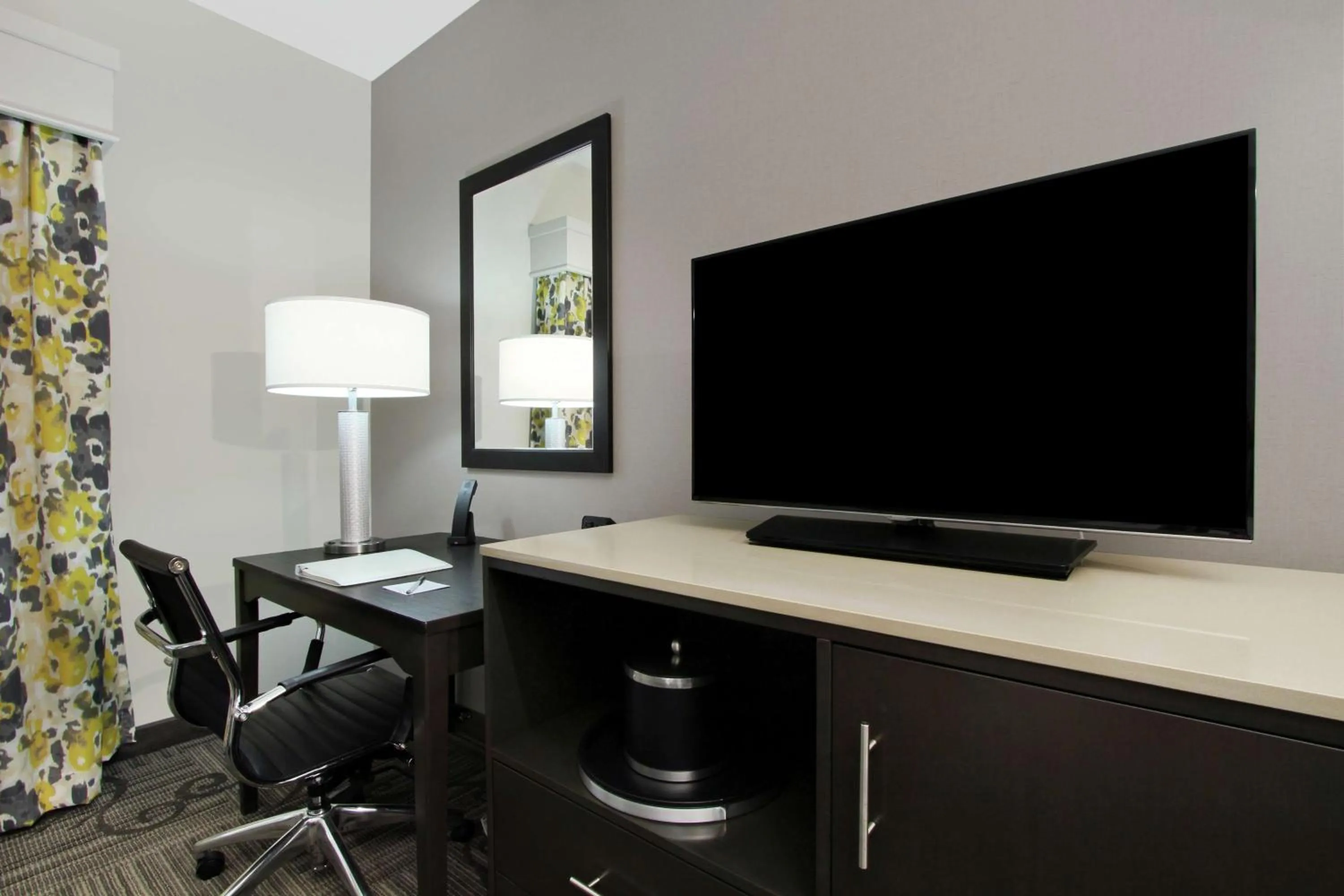 Bedroom in Hampton Inn & Suites Columbus/University Area