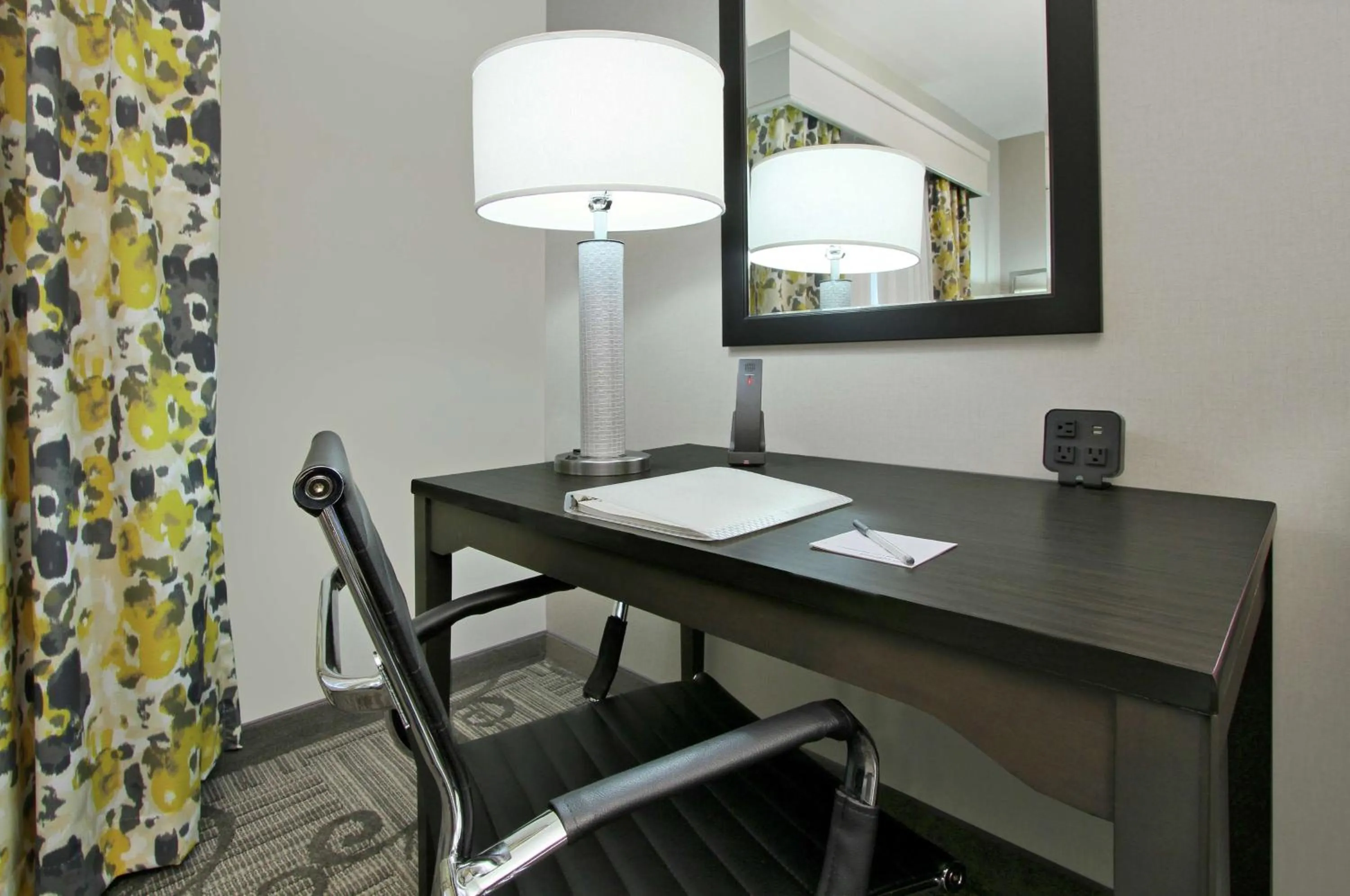 Bedroom in Hampton Inn & Suites Columbus/University Area