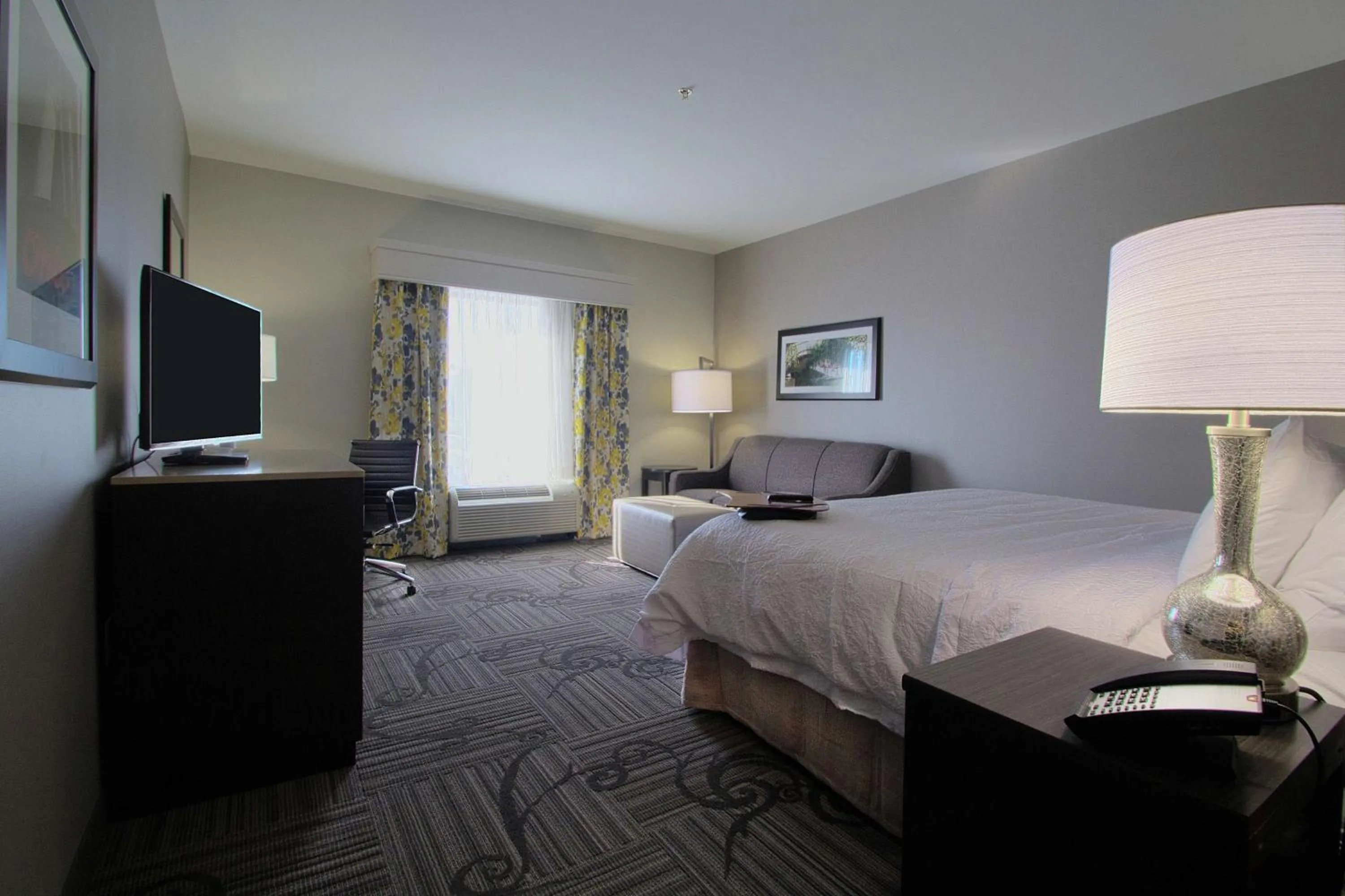 Bedroom, Bed in Hampton Inn & Suites Columbus/University Area