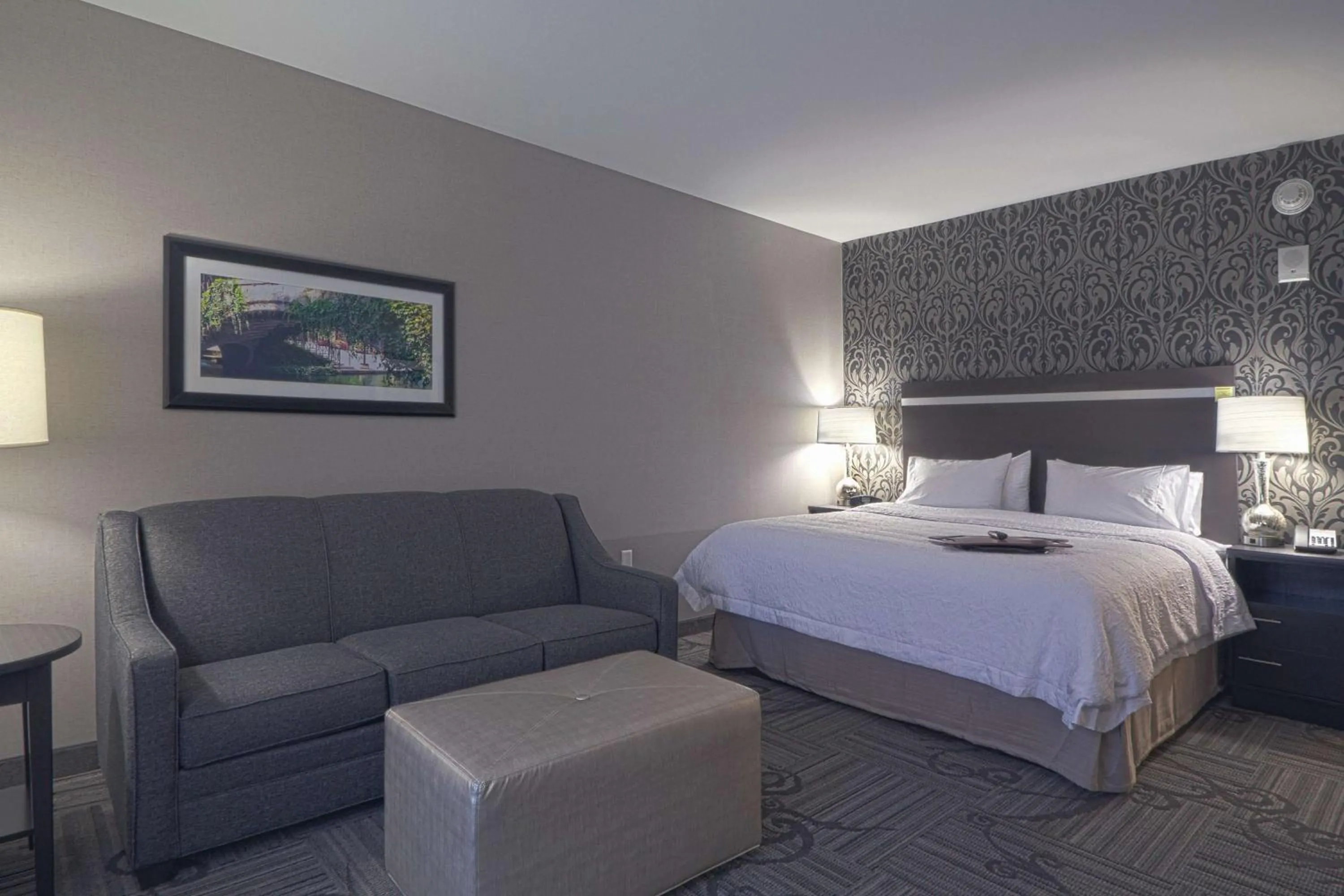 Living room, Bed in Hampton Inn & Suites Columbus/University Area