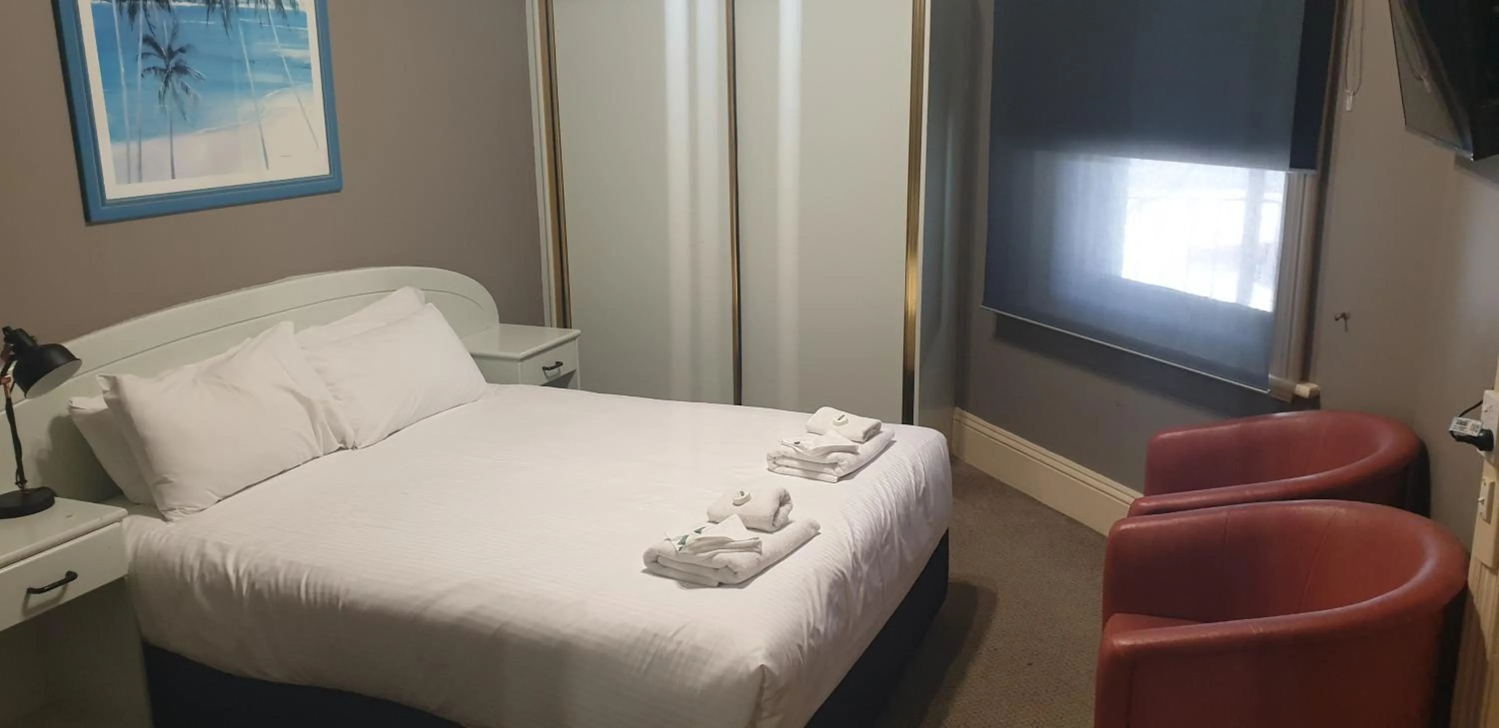 Bedroom, Bed in Grand Tasman Hotel