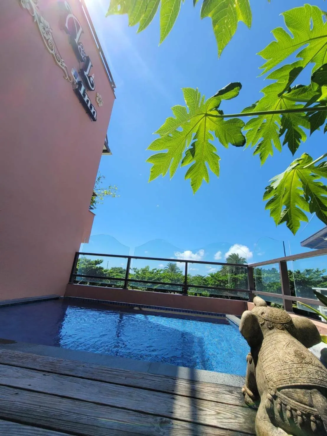 Pool view in A&L Inn 戀灣旅棧