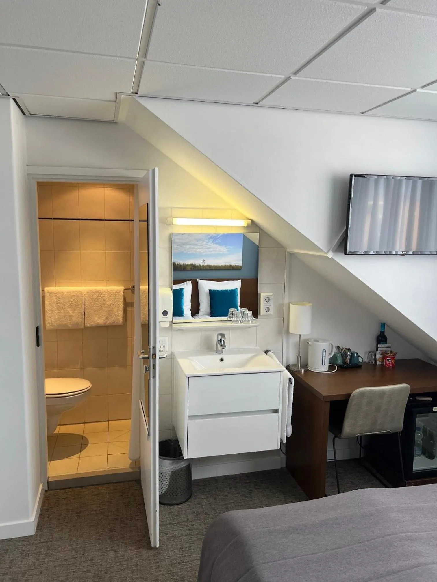 Bathroom, Bed in Hotel De Koningshof