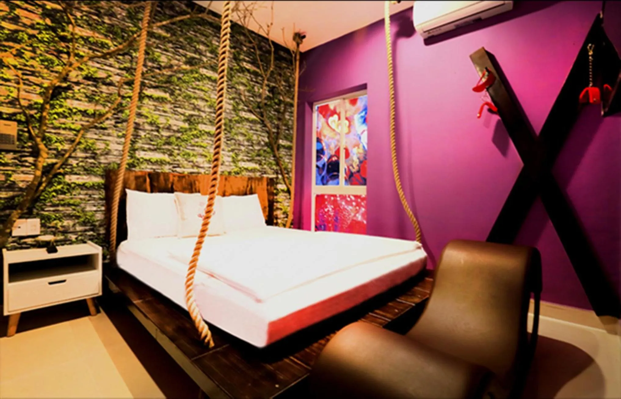 Photo of the whole room, Bed in Loove Hotel - Khách Sạn Tình Yêu