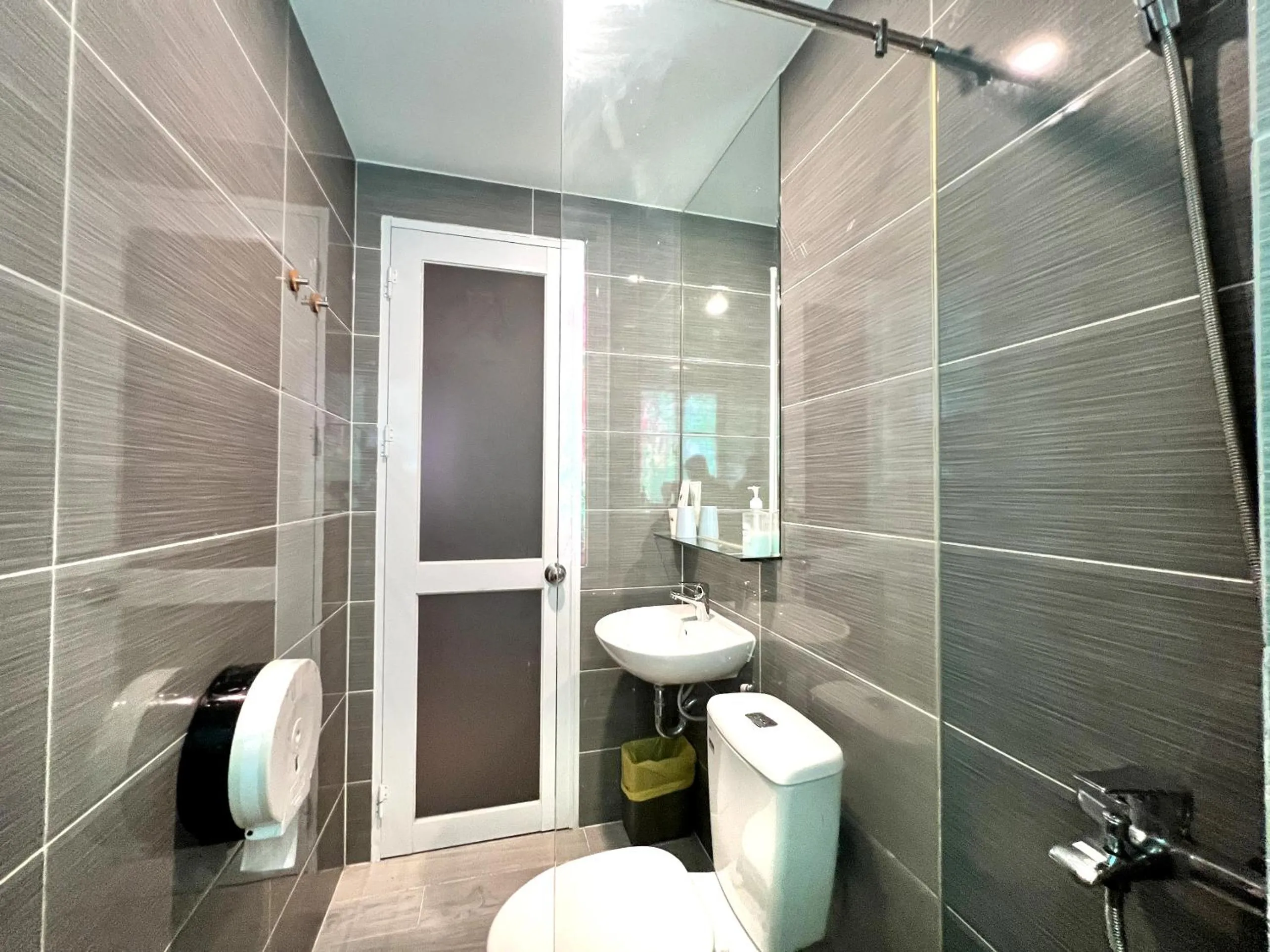 Toilet in Loove Hotel - Khách Sạn Tình Yêu