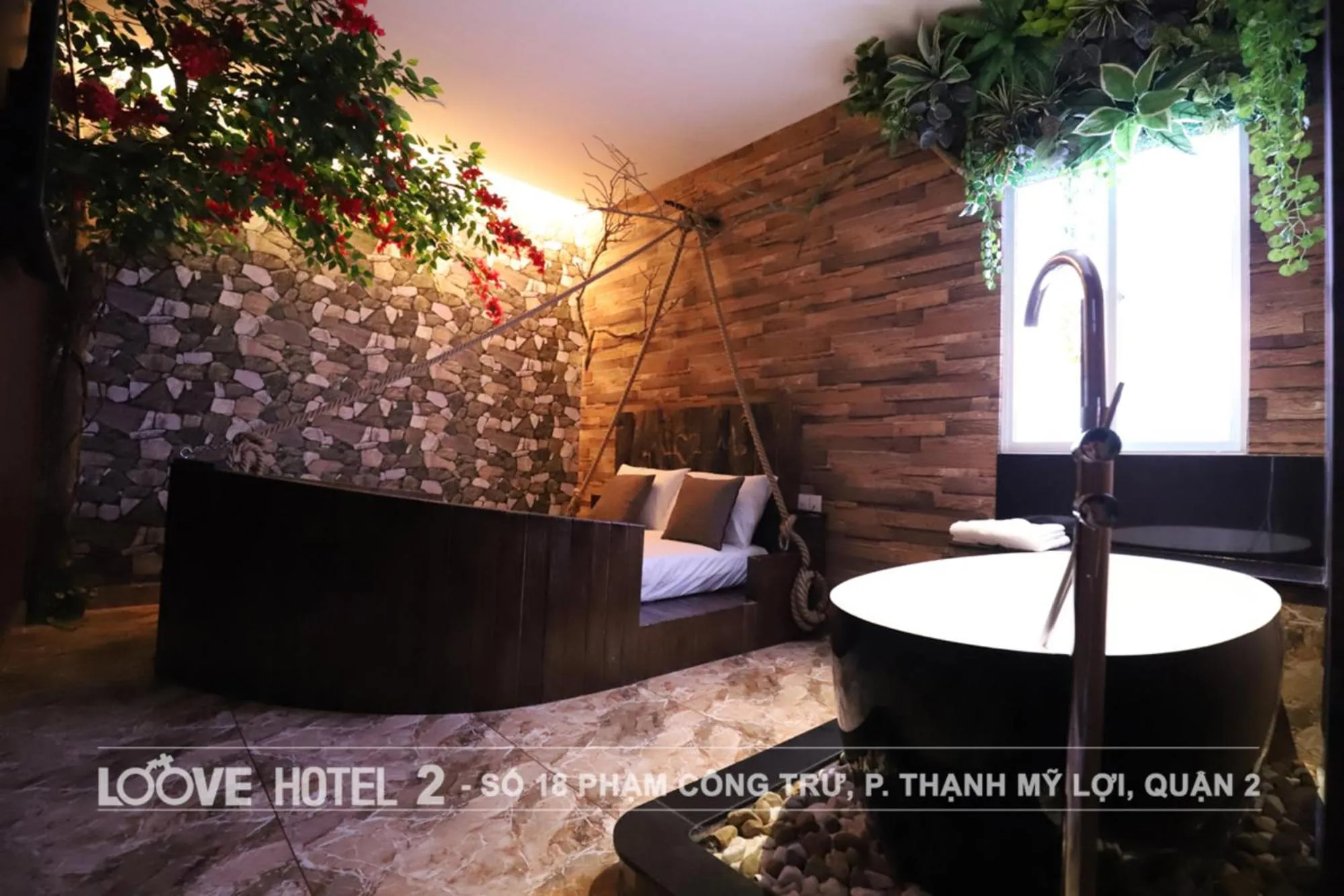 Photo of the whole room, Bed in Loove Hotel - Khách Sạn Tình Yêu