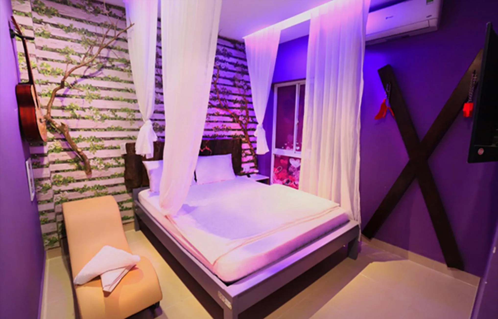 Bedroom, Bed in Loove Hotel - Khách Sạn Tình Yêu