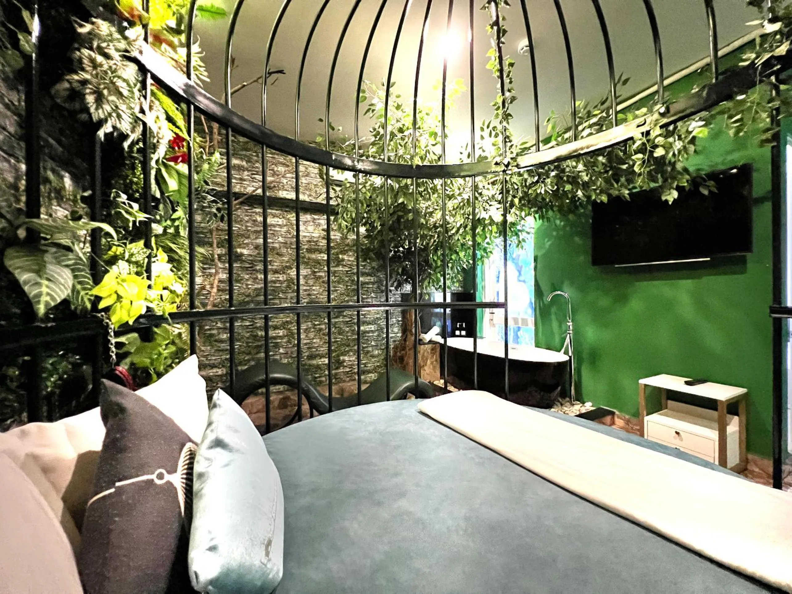 TV and multimedia in Loove Hotel - Khách Sạn Tình Yêu