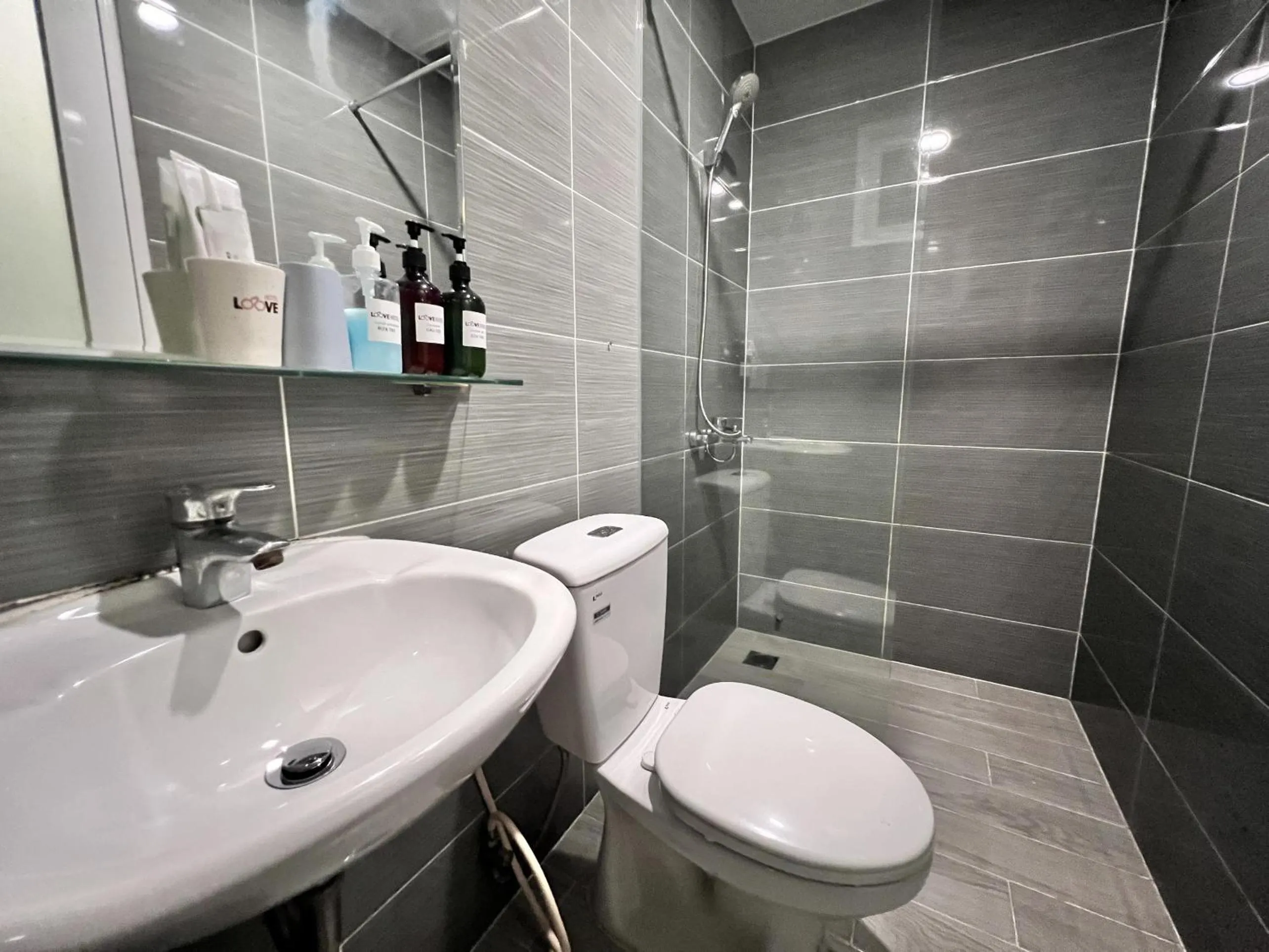 Toilet in Loove Hotel - Khách Sạn Tình Yêu