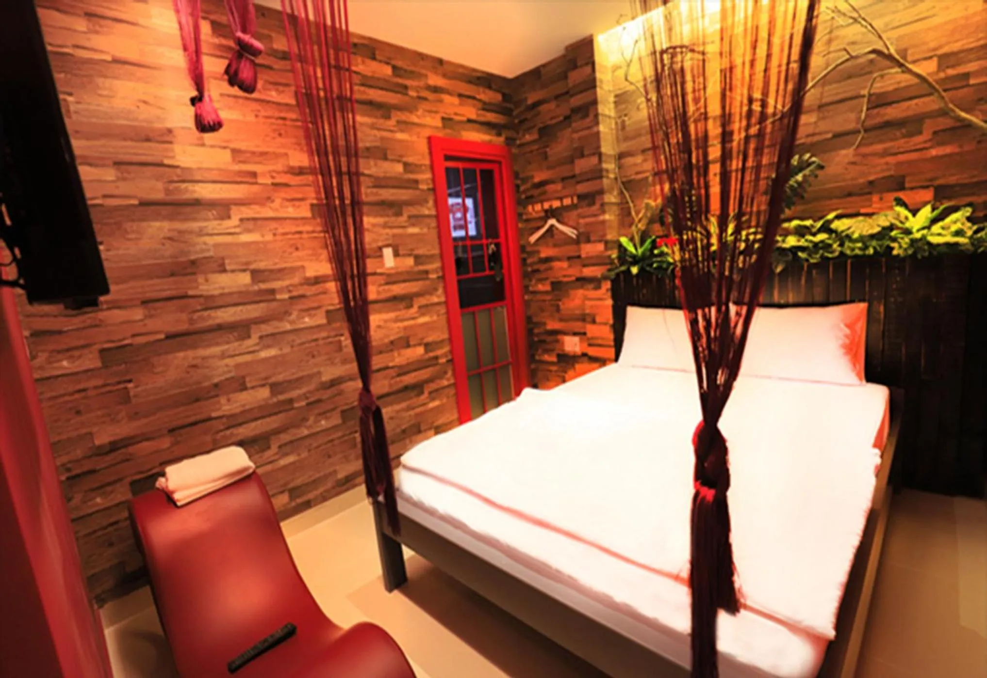 Photo of the whole room, Bed in Loove Hotel - Khách Sạn Tình Yêu