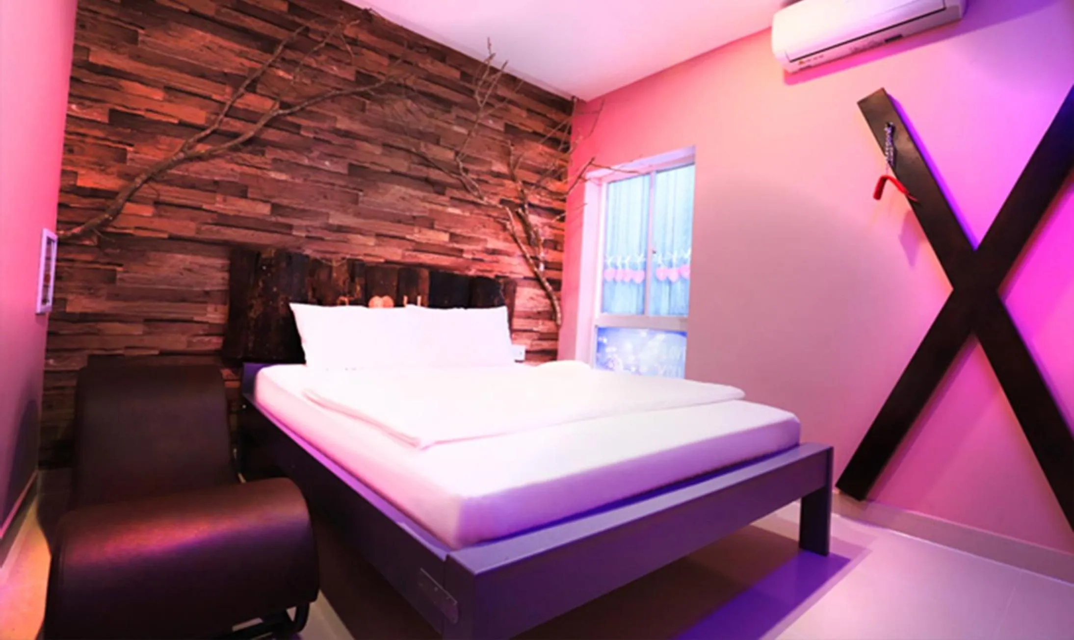 Bedroom, Bed in Loove Hotel - Khách Sạn Tình Yêu