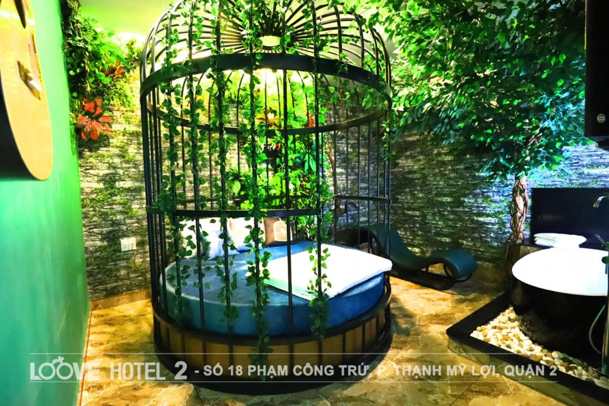 Photo of the whole room in Loove Hotel - Khách Sạn Tình Yêu