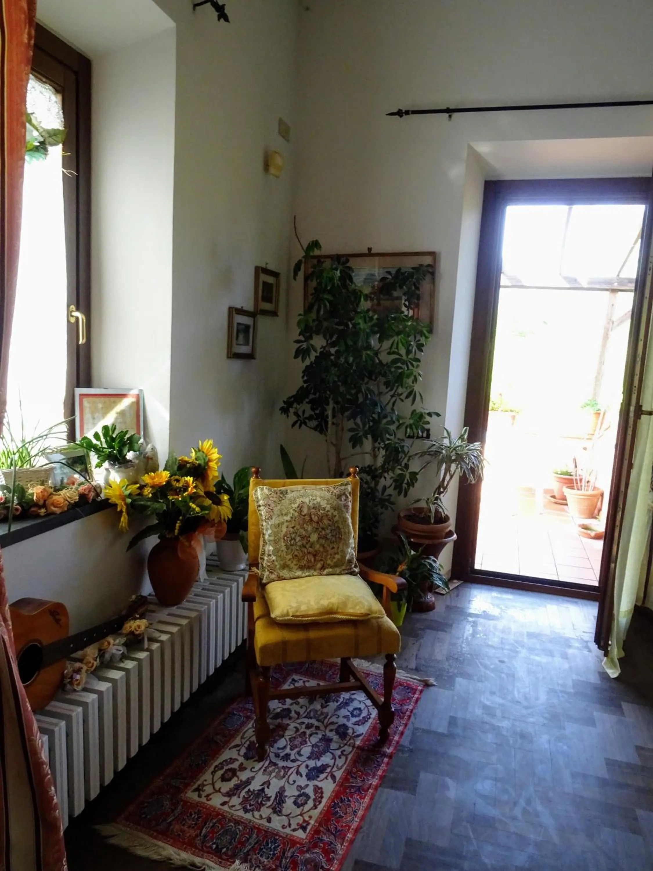 Communal lounge/ TV room in Le Mimose B&B