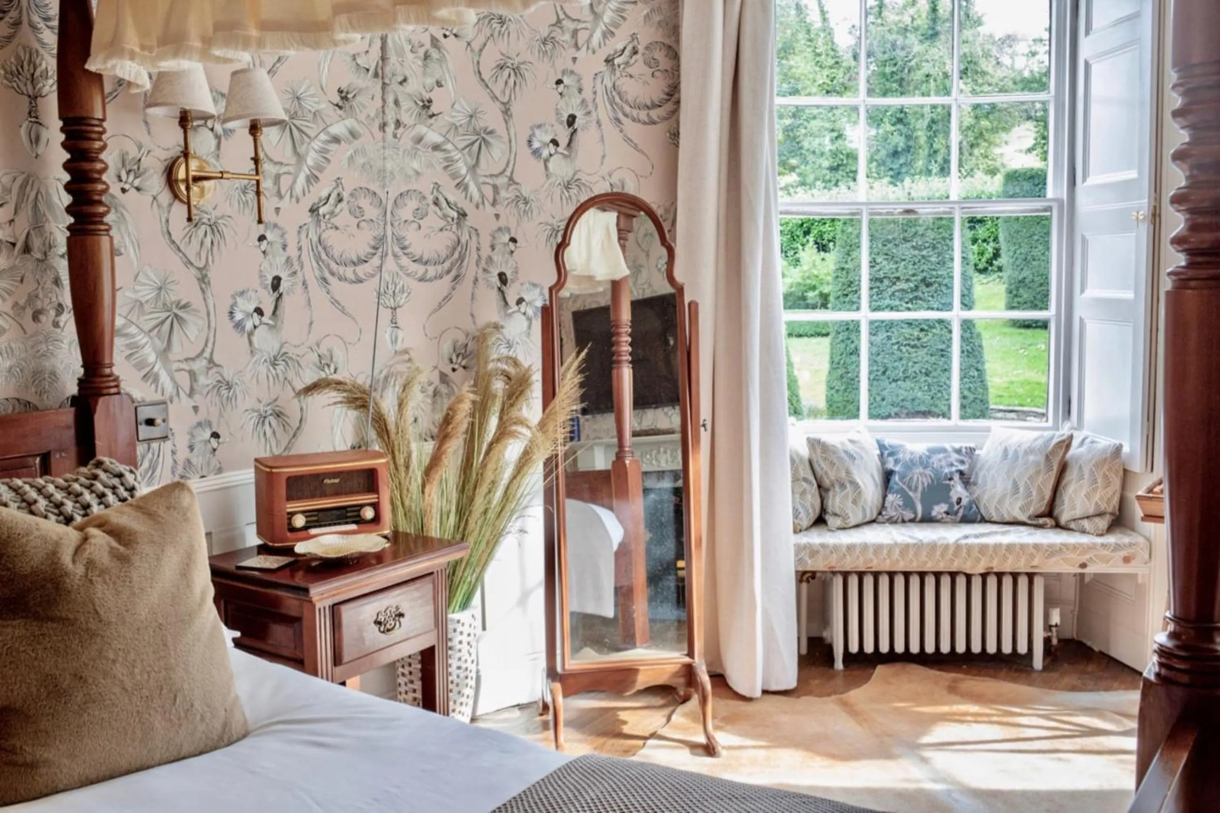 Bed in Burleigh Court Hotel