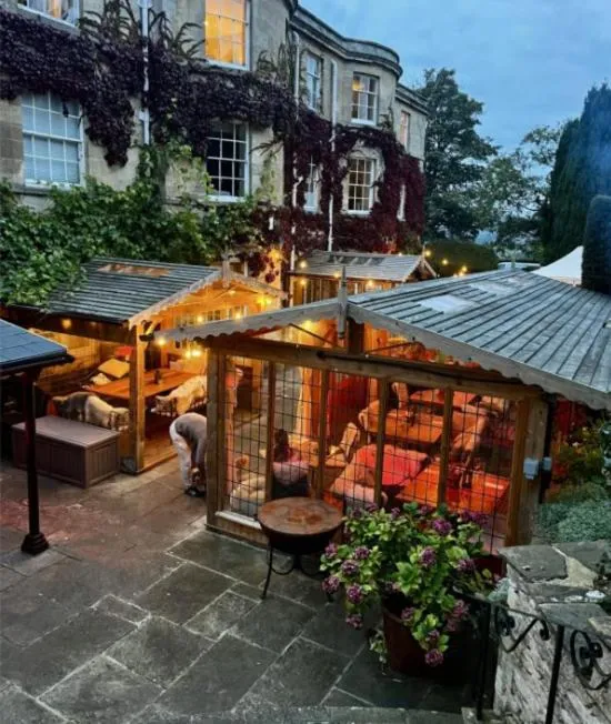 Restaurant/places to eat in Burleigh Court Hotel