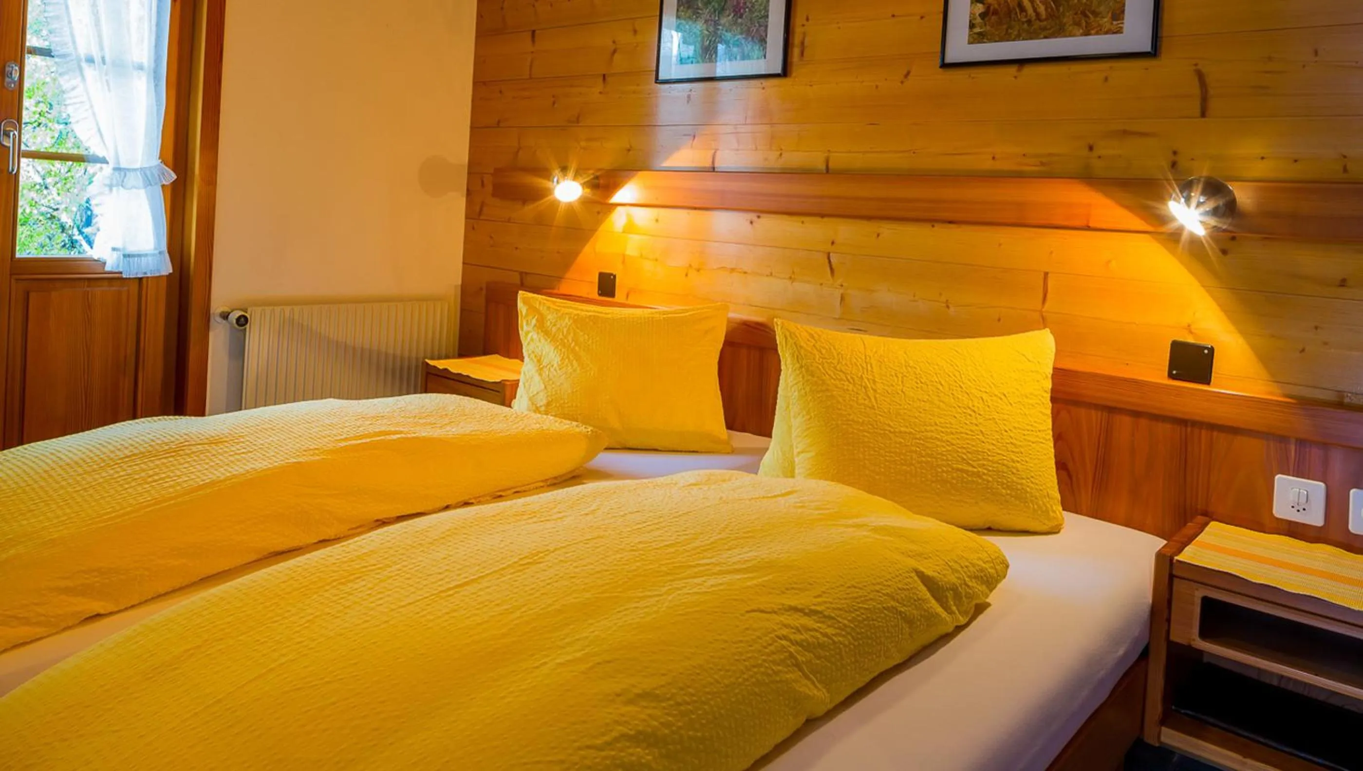 Photo of the whole room, Bed in Swiss Lodge Joopi