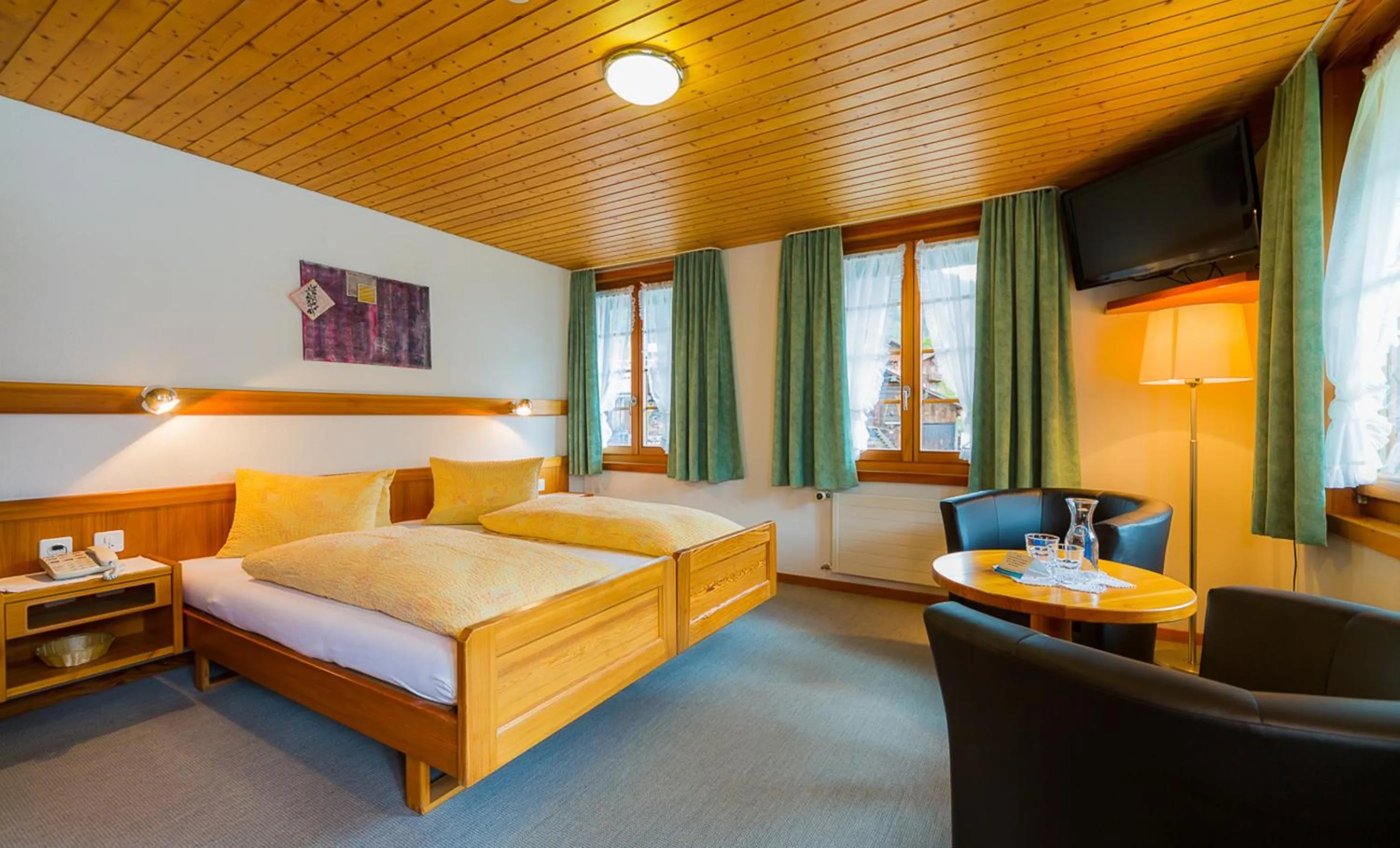 Photo of the whole room, Bed in Swiss Lodge Joopi