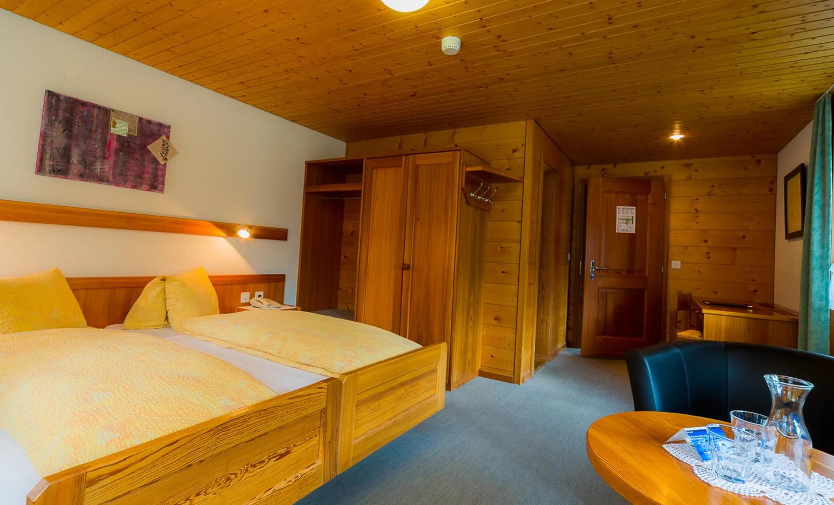 Photo of the whole room, Bed in Swiss Lodge Joopi
