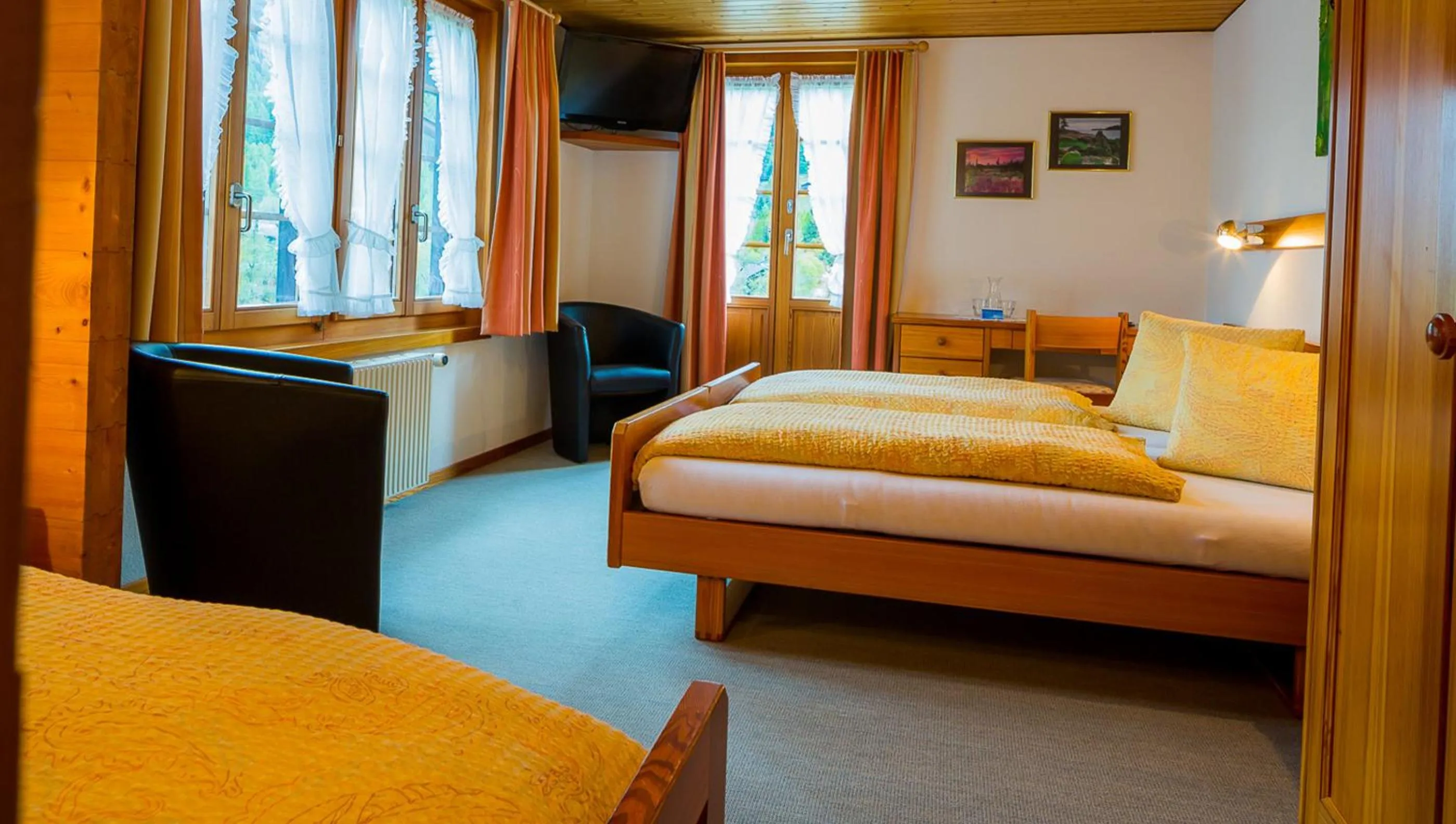 Photo of the whole room, Bed in Swiss Lodge Joopi