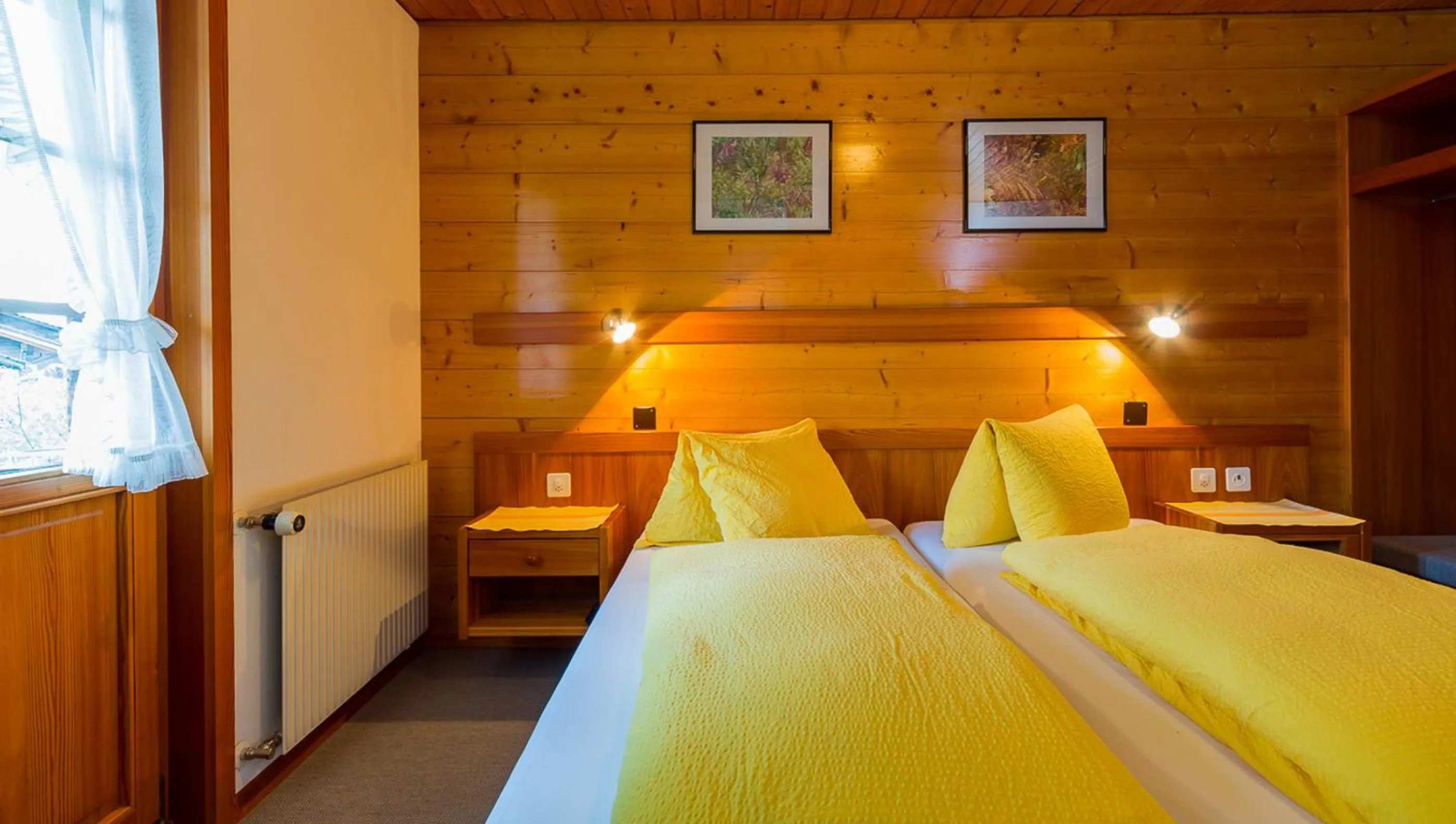 Photo of the whole room, Bed in Swiss Lodge Joopi