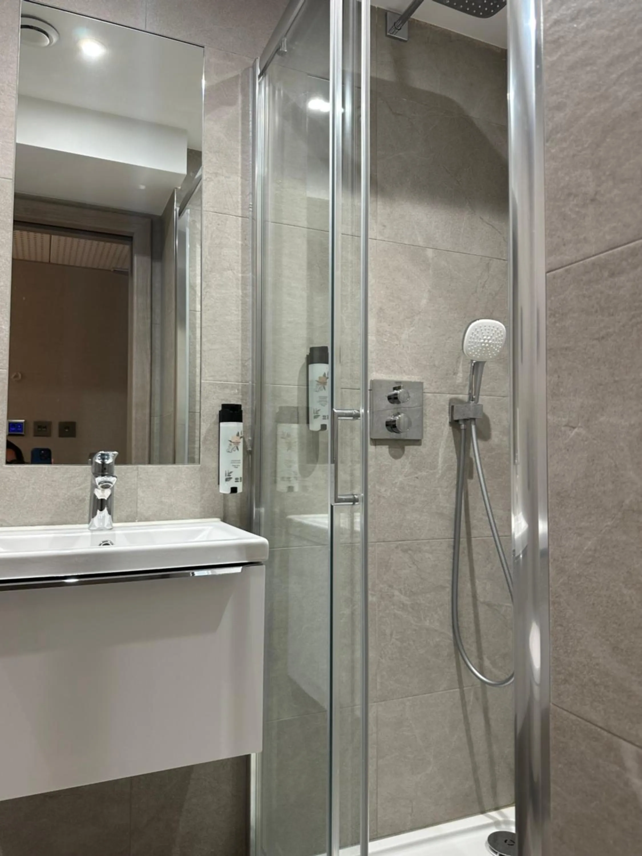 Bathroom in Mabledon Court Hotel