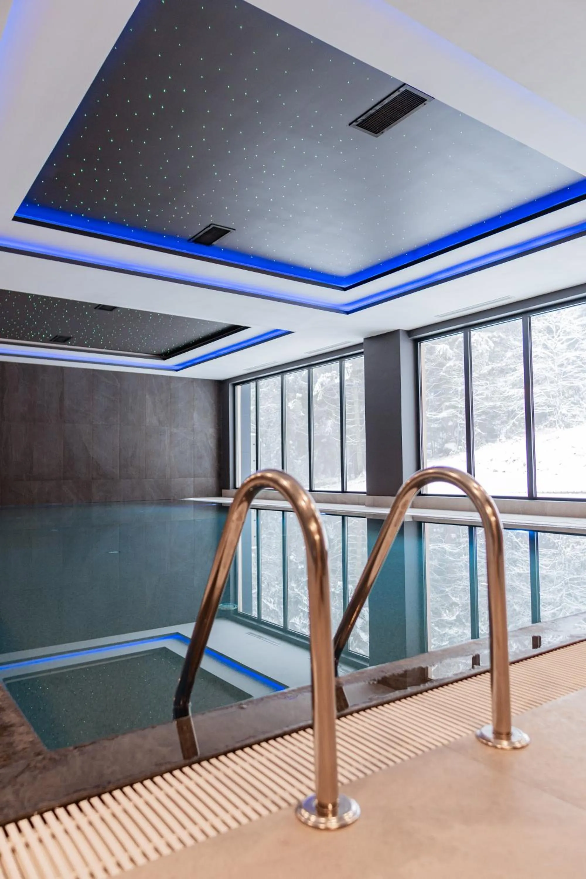 Pool view in Aparthotel Zlatni Javor