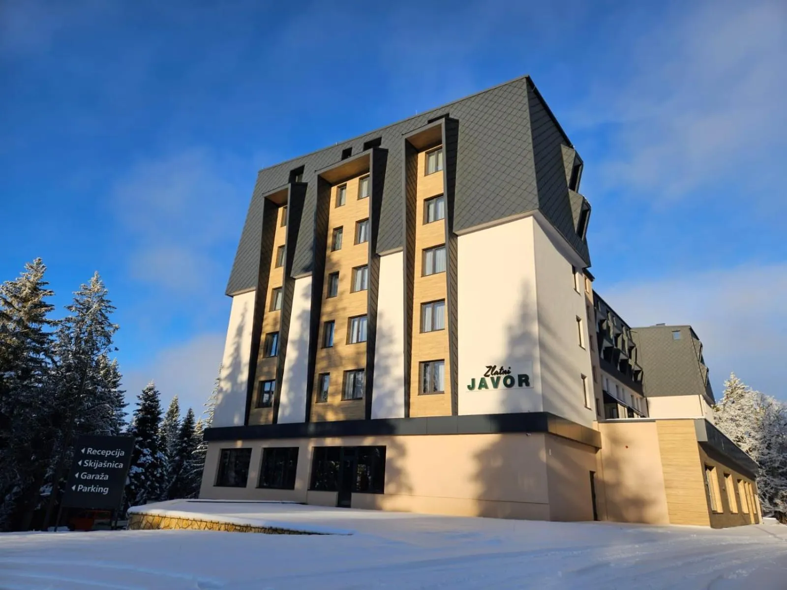 Property building in Aparthotel Zlatni Javor
