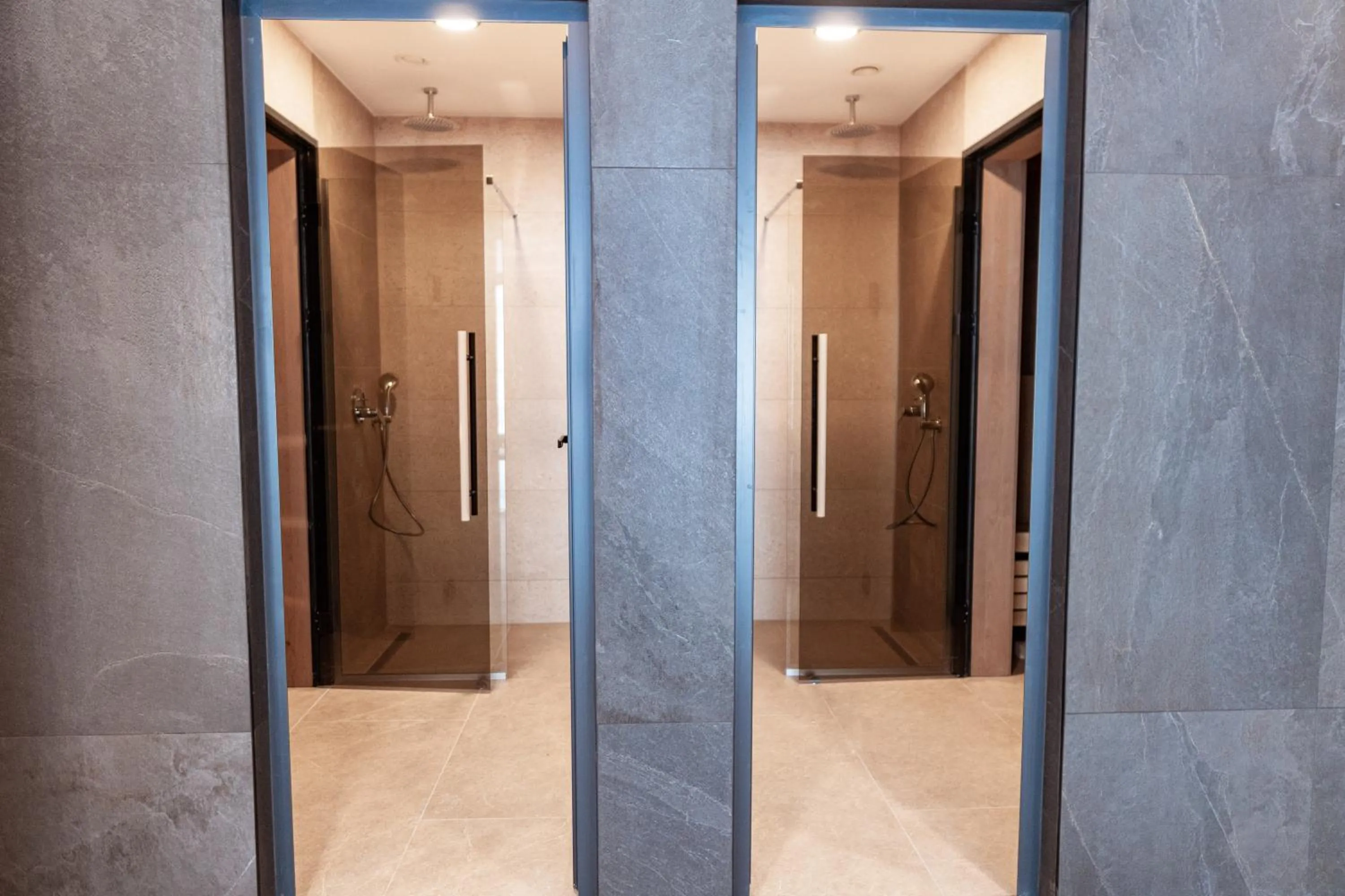 Shower in Aparthotel Zlatni Javor