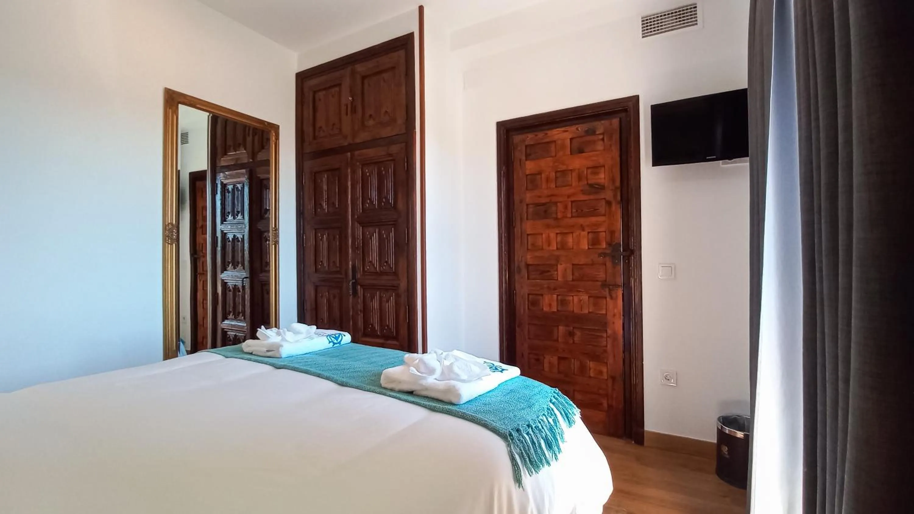 TV and multimedia, Bed in Casón De Los López Apartments