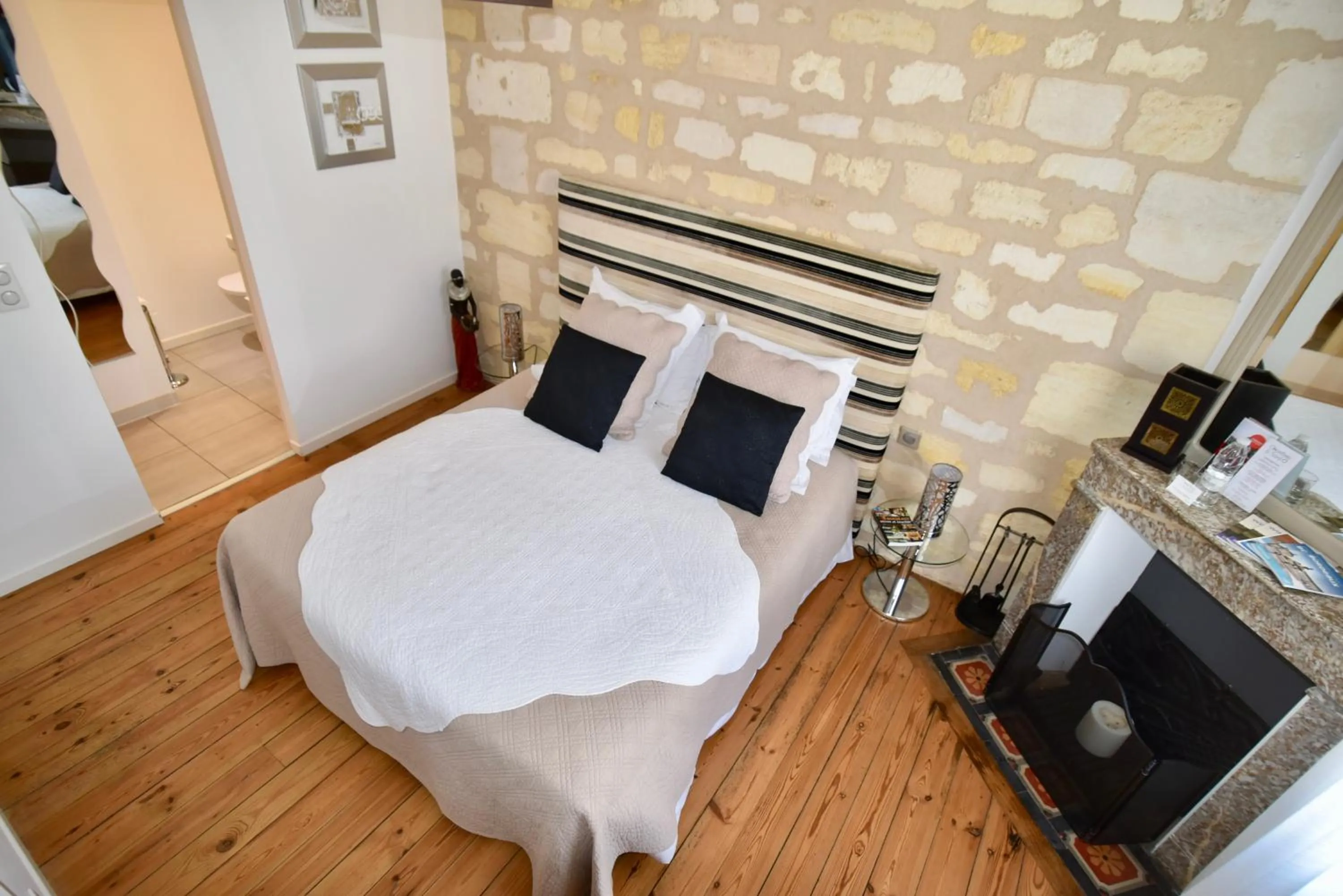 Photo of the whole room, Bed in Chambres à Bord'O