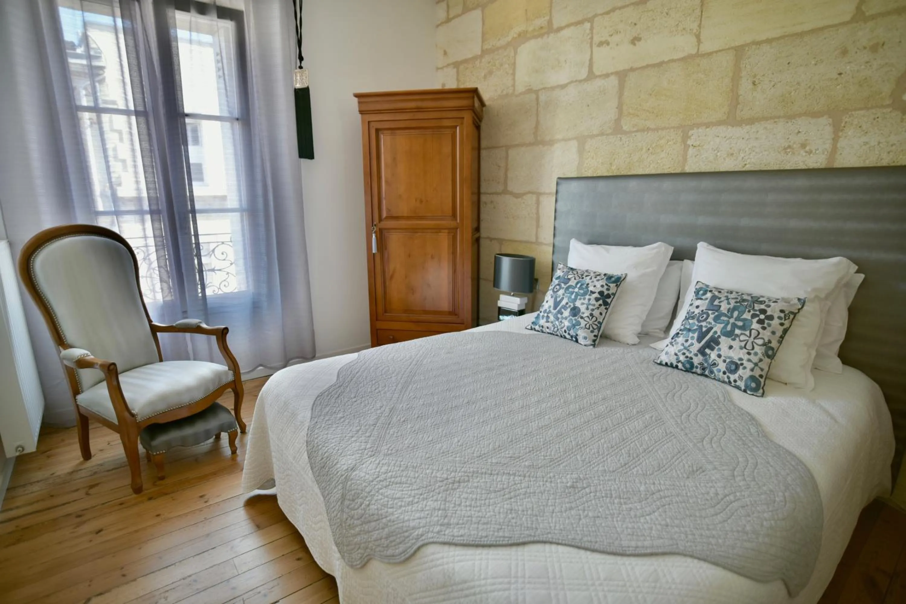 Photo of the whole room, Bed in Chambres à Bord'O