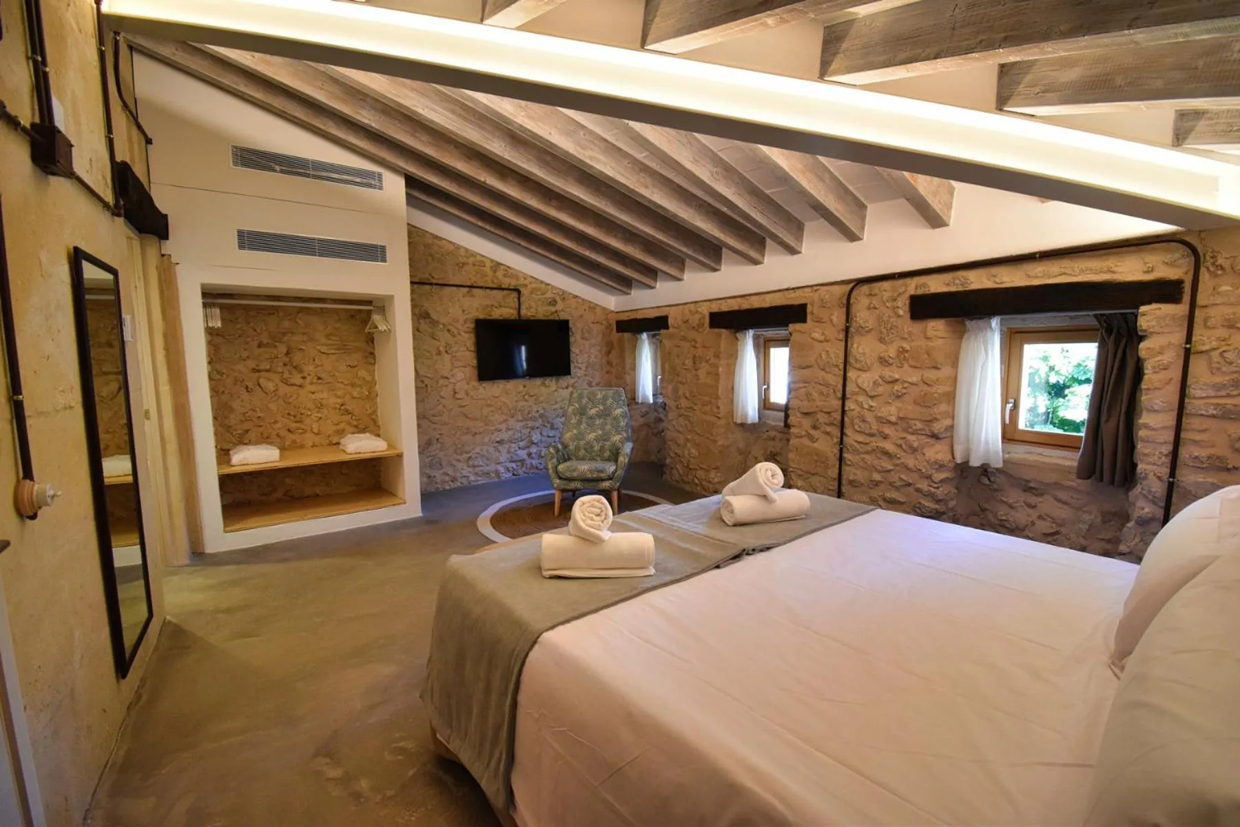 Photo of the whole room, Bed in Calvario Plaza Hotel