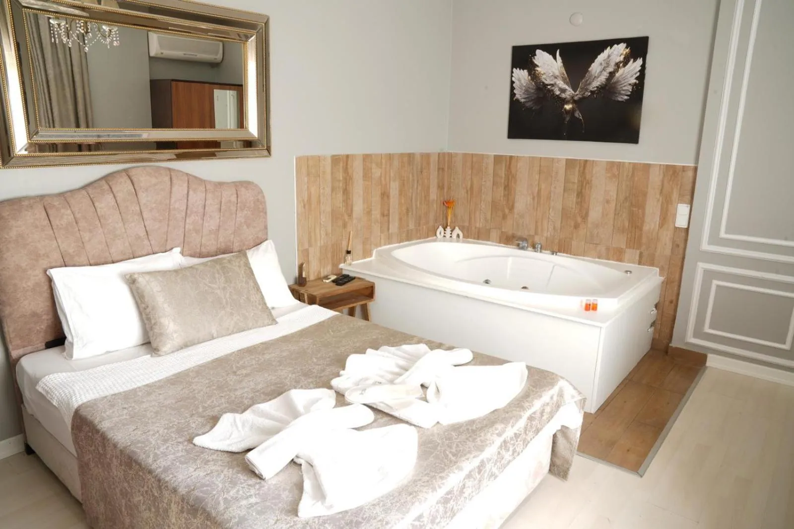 Hot Tub, Bed in BUTTERFLY BOUTIQUE HOTEL AĞVA