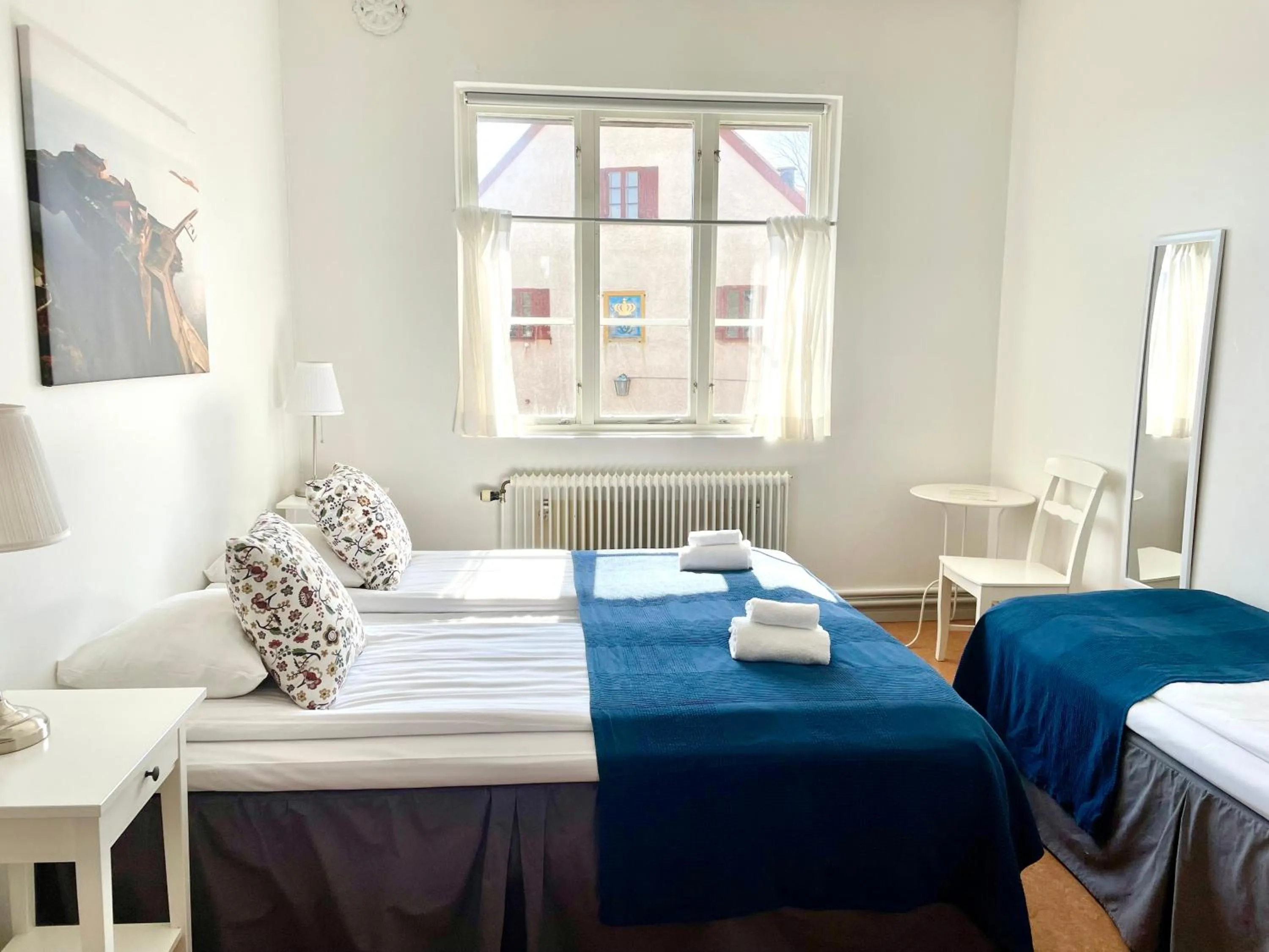 Photo of the whole room, Bed in Fästningens