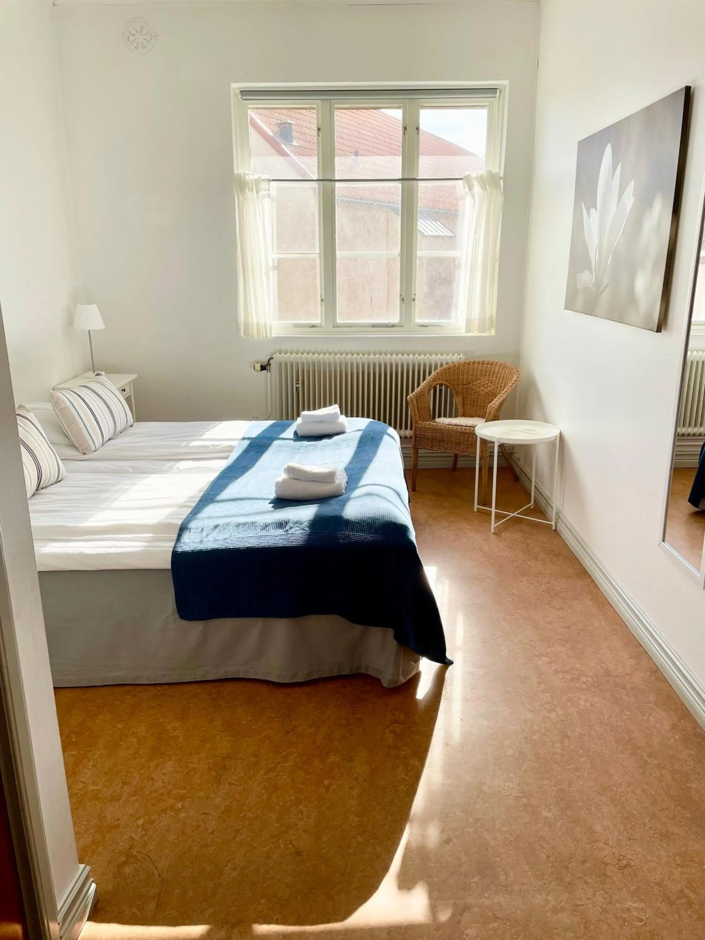 Photo of the whole room, Bed in Fästningens