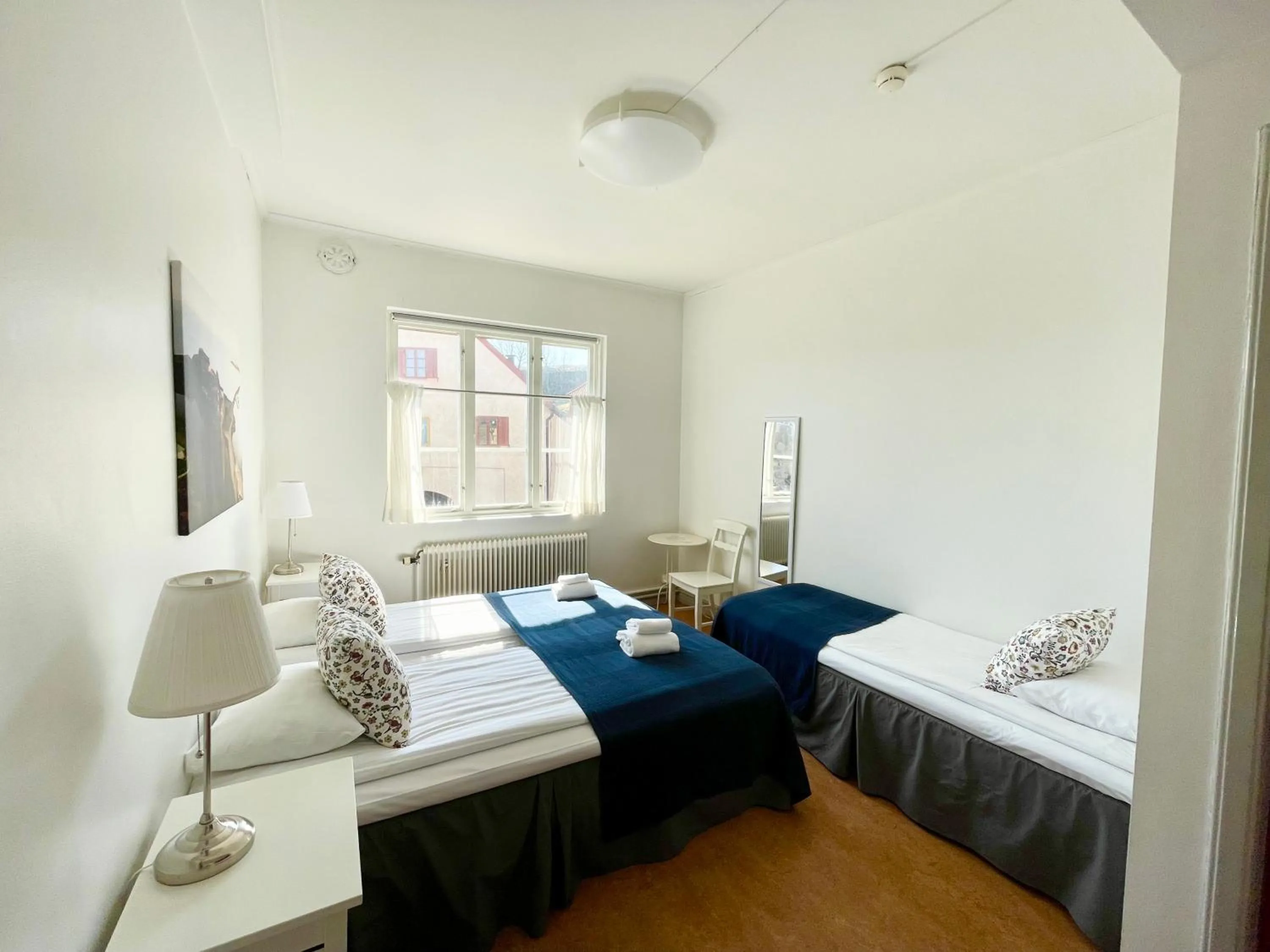 Photo of the whole room, Bed in Fästningens