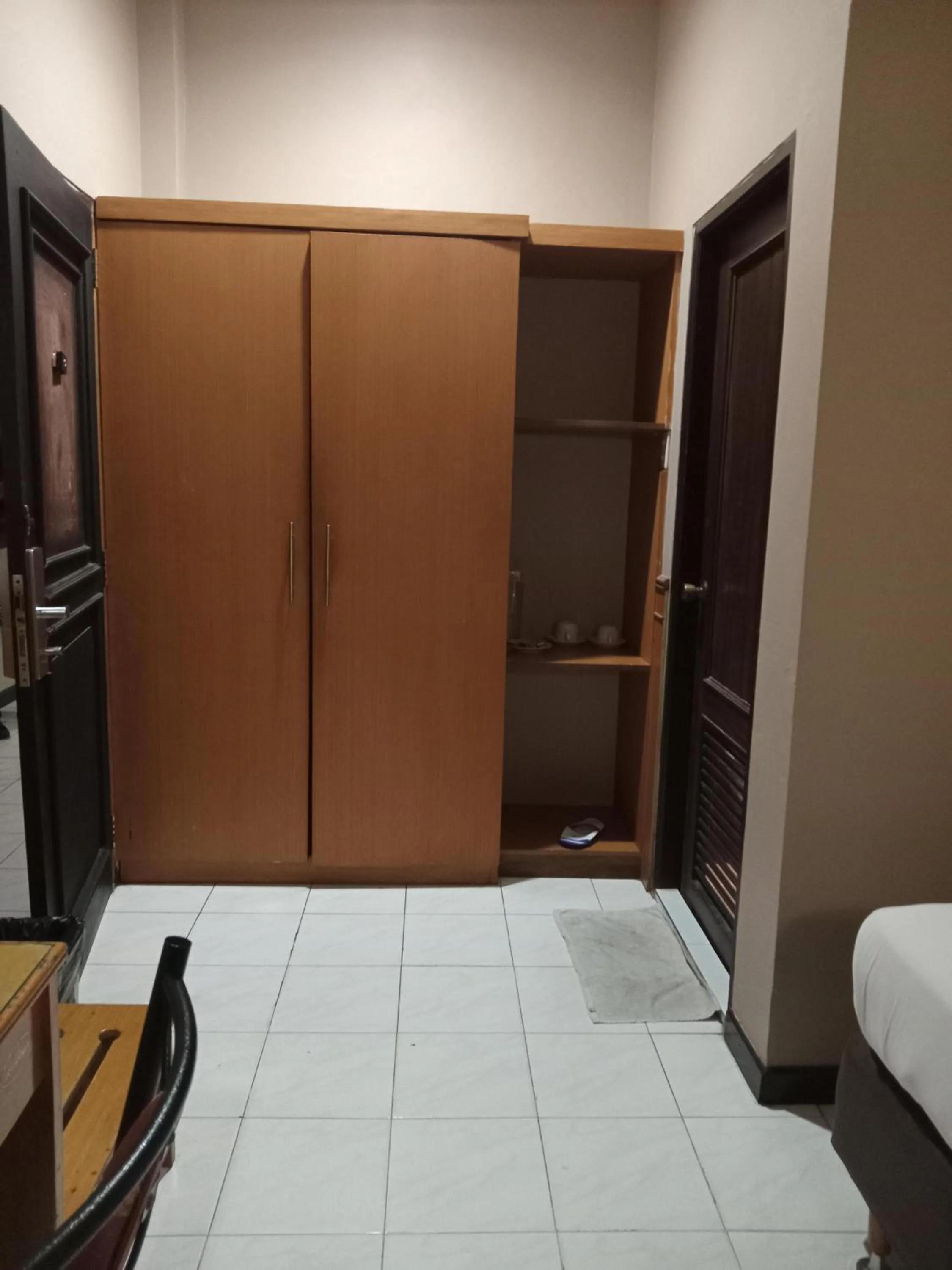 wardrobe in Violand Garden Hotel Samarinda