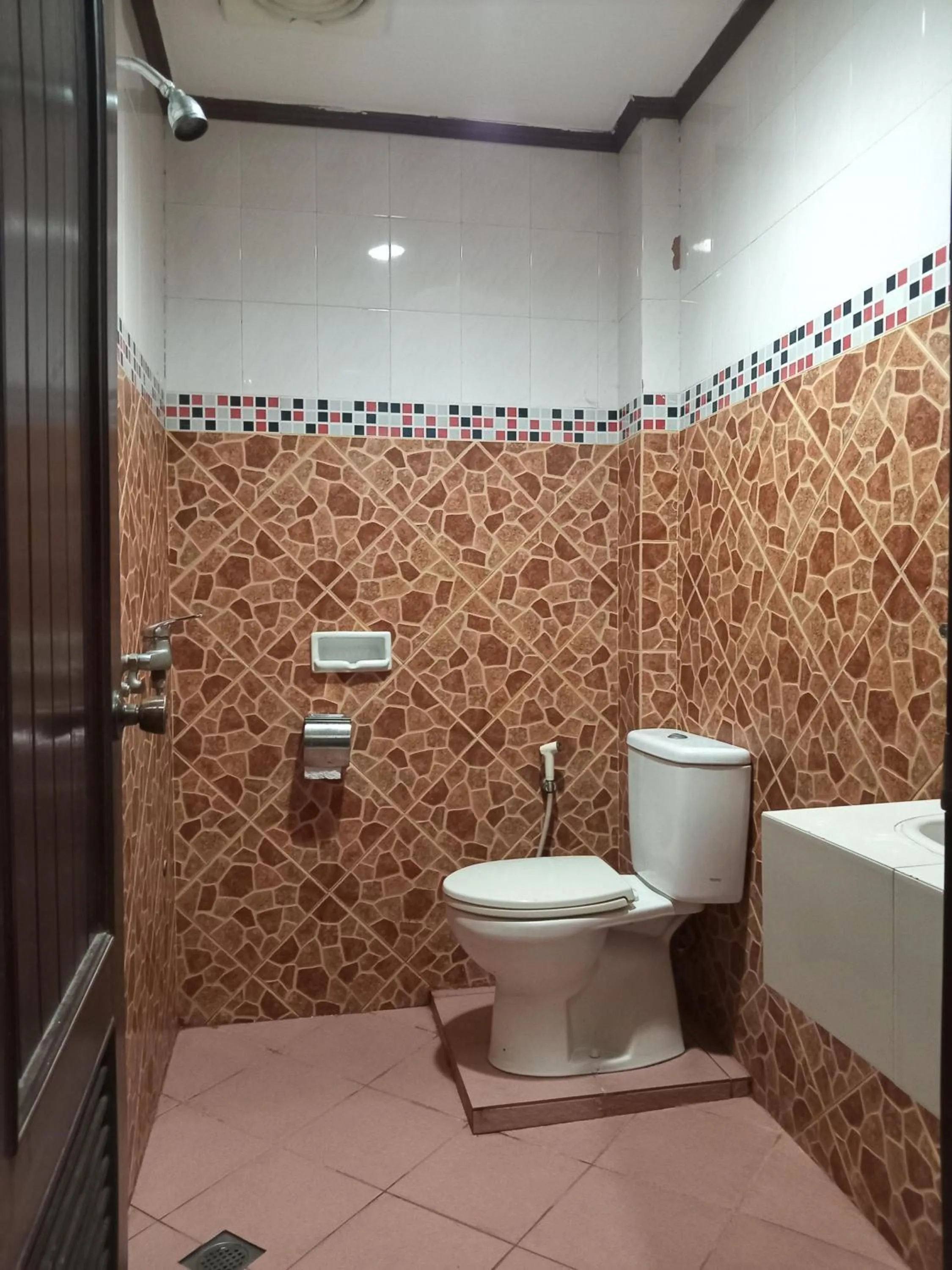 Shower in Violand Garden Hotel Samarinda