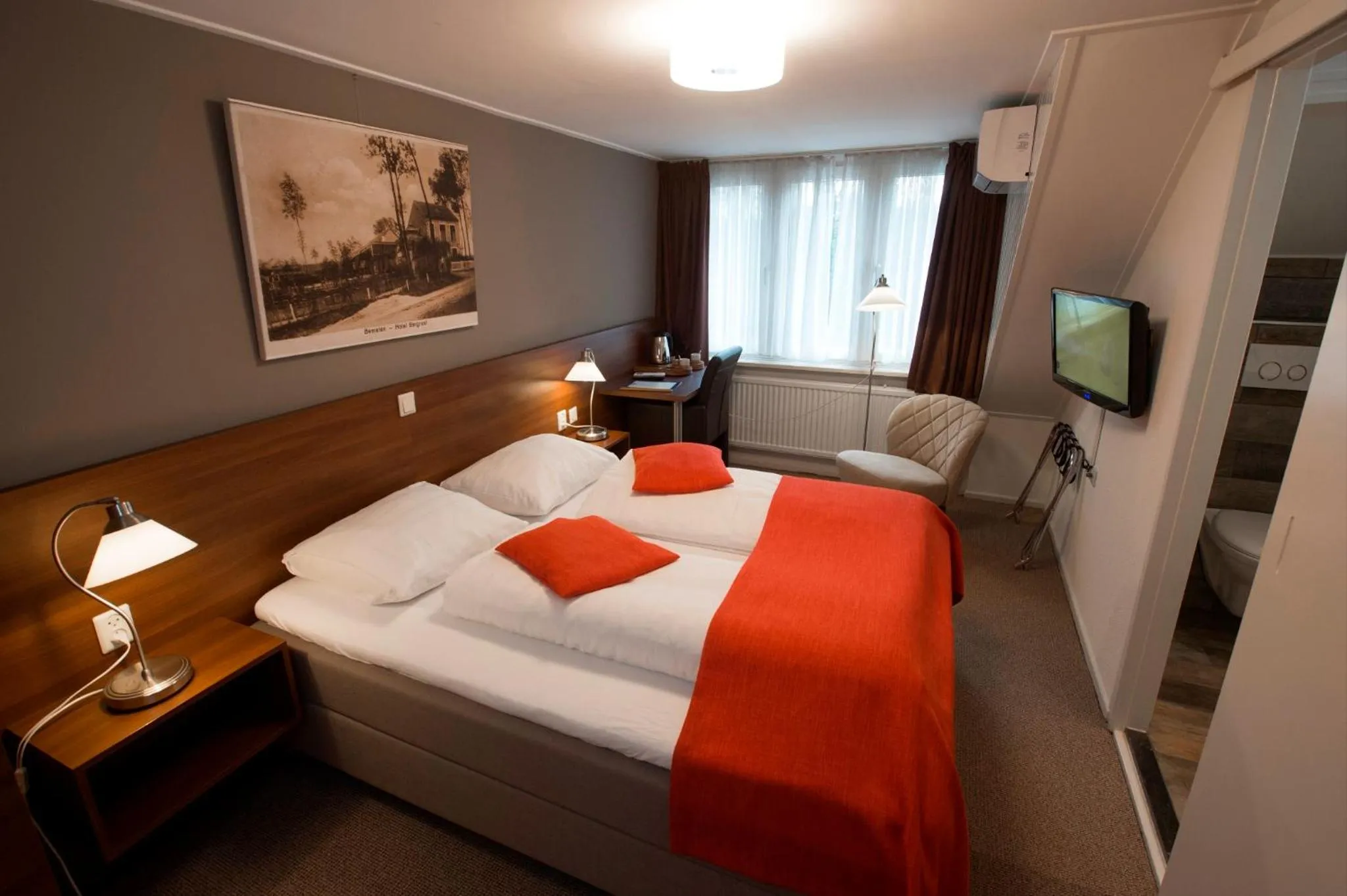 Bathroom, Bed in Hotel Bergrust