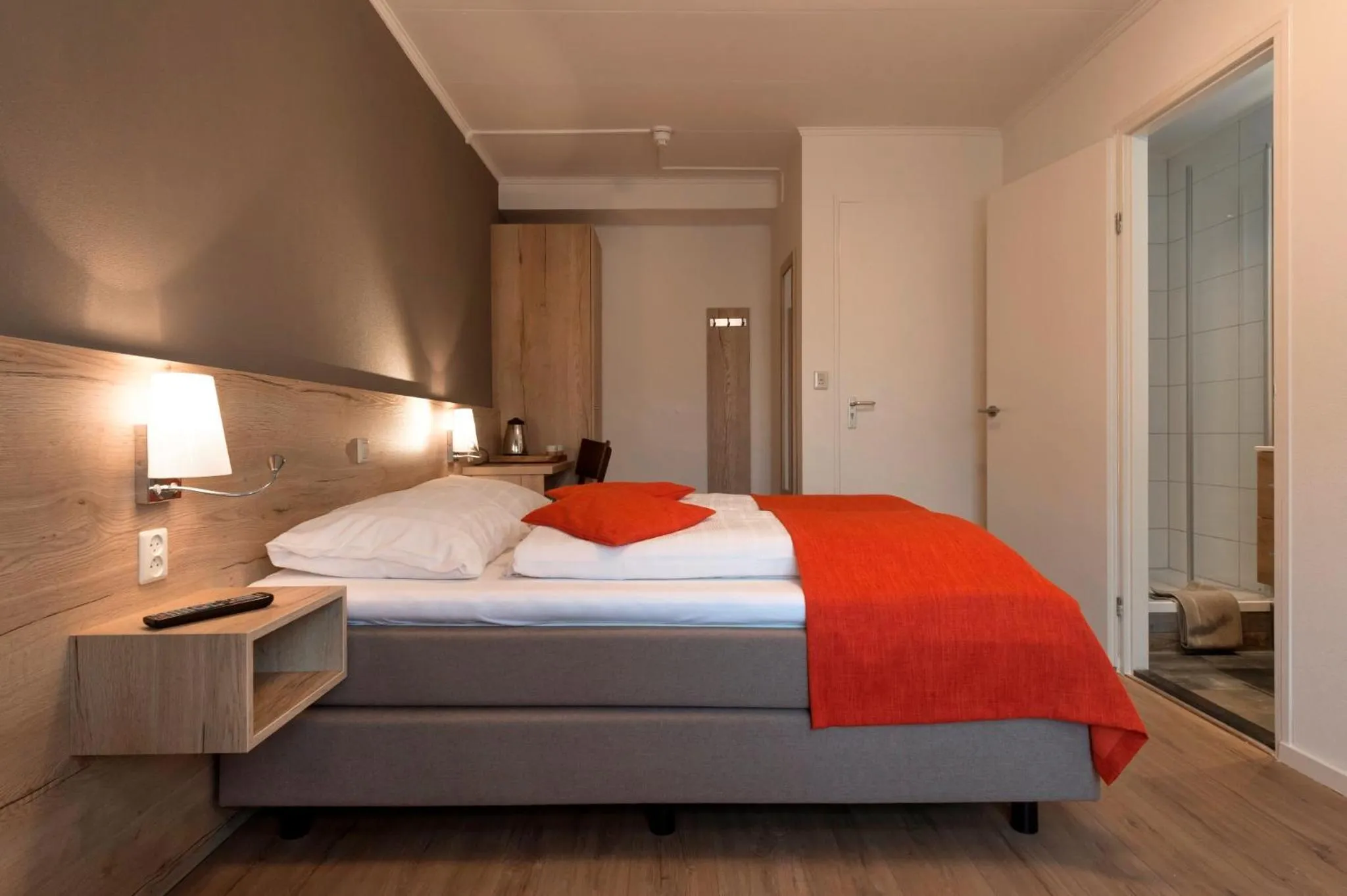 Bathroom, Bed in Hotel Bergrust