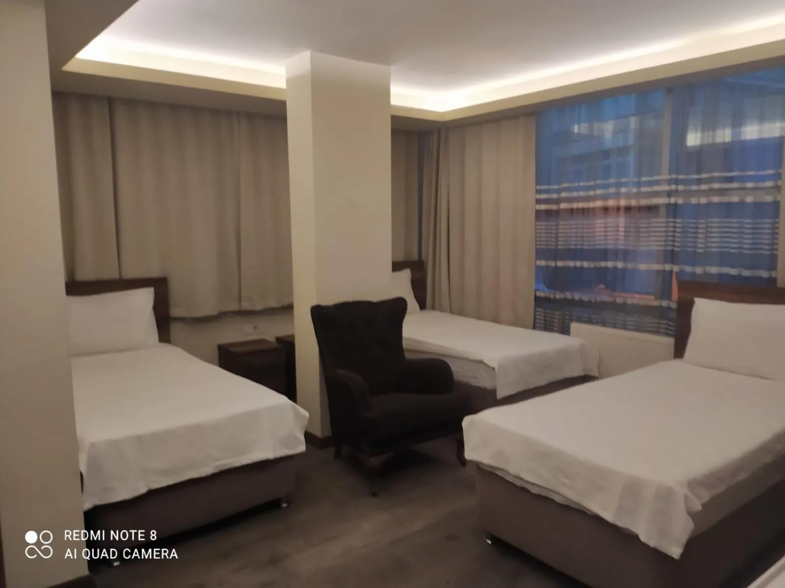 Photo of the whole room, Bed in Center Room Otel