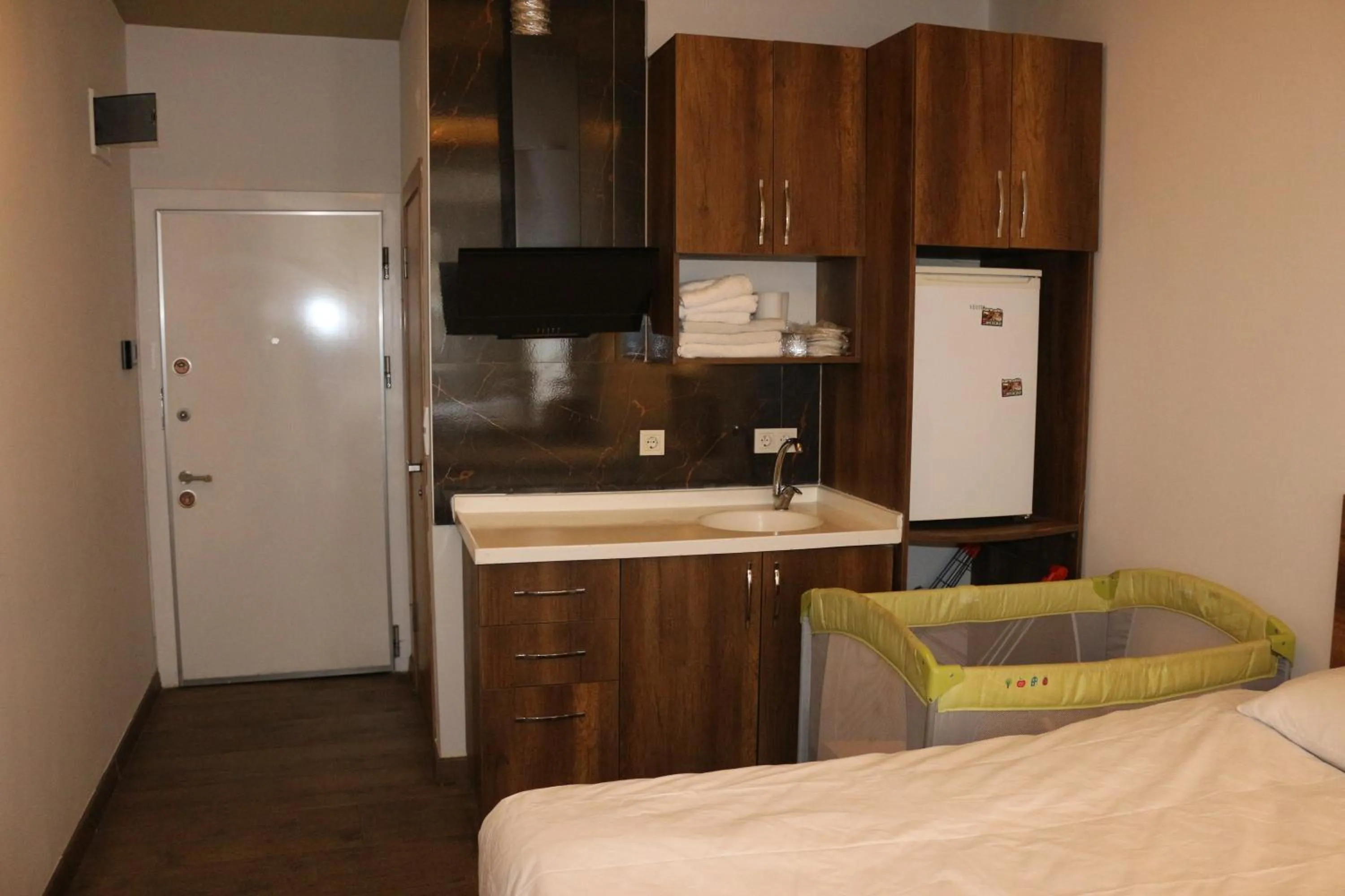 Kitchen or kitchenette, Bed in Center Room Otel