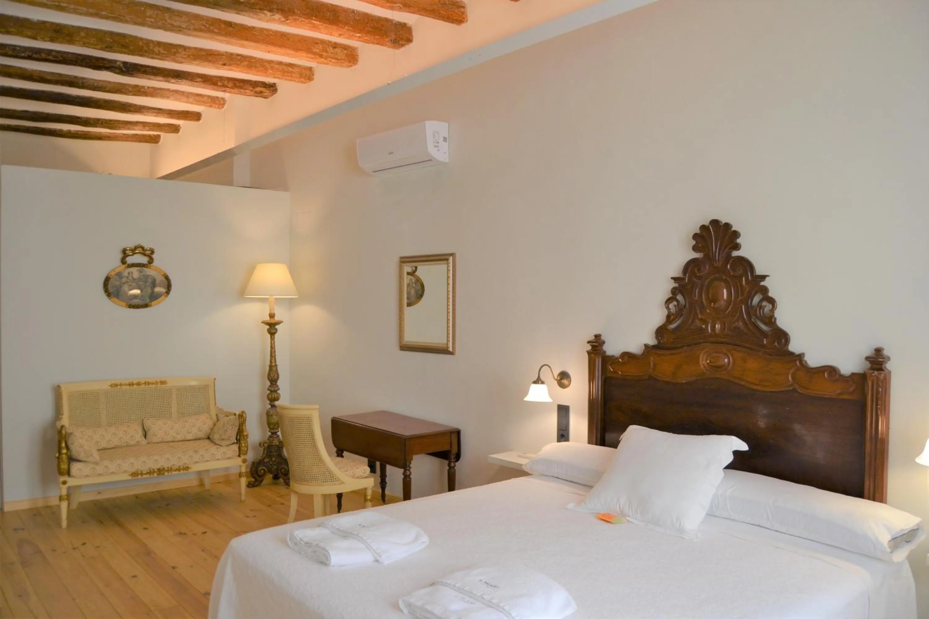 Photo of the whole room, Bed in Lo Palauet de la Muralla