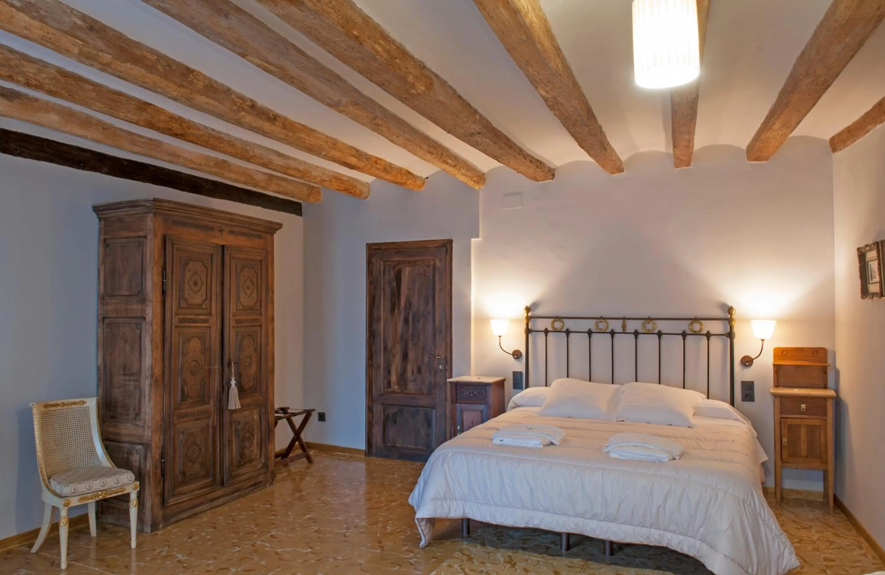 Photo of the whole room, Bed in Lo Palauet de la Muralla