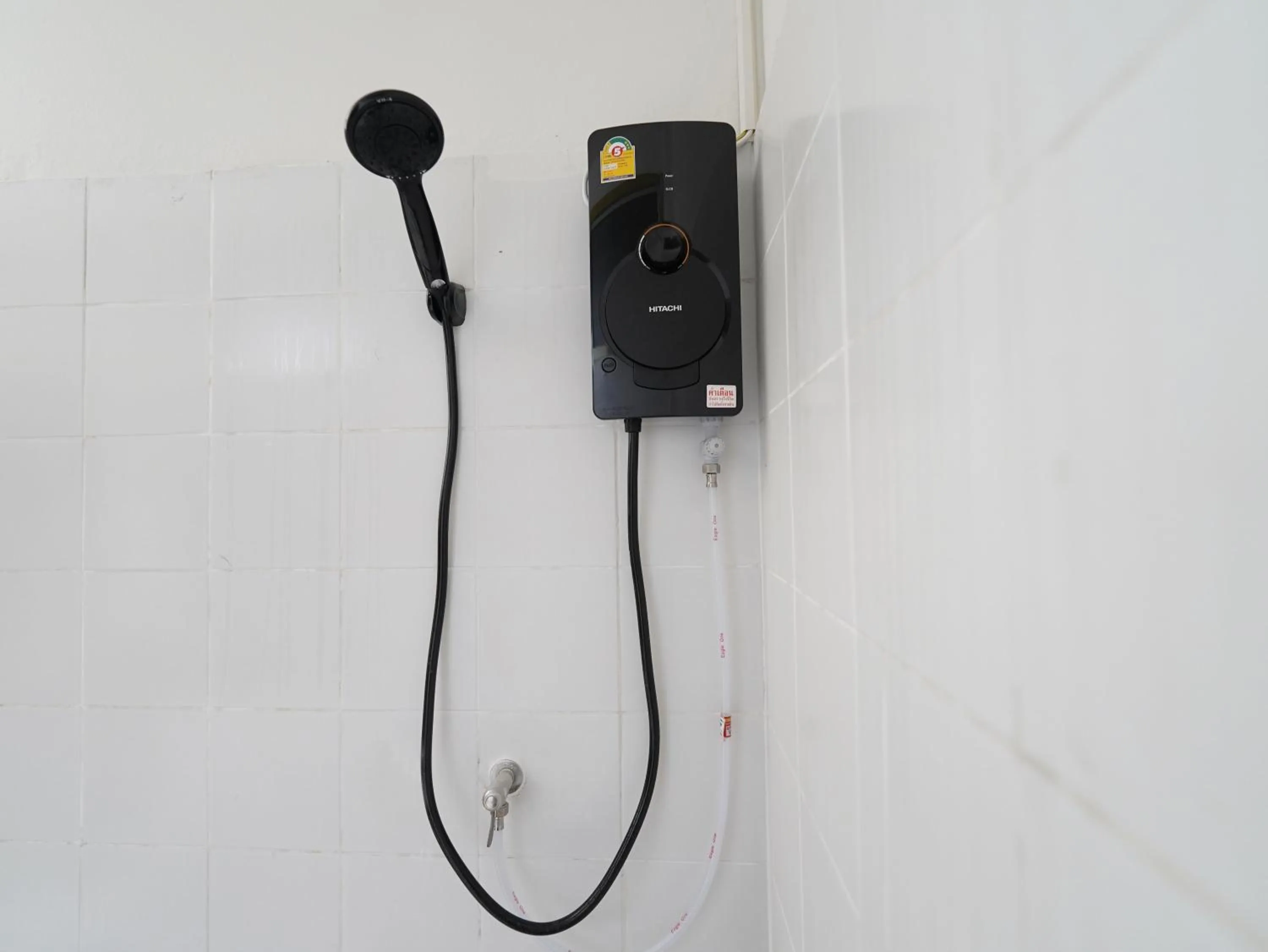 Shower in RoomQuest Hotel Pratunam