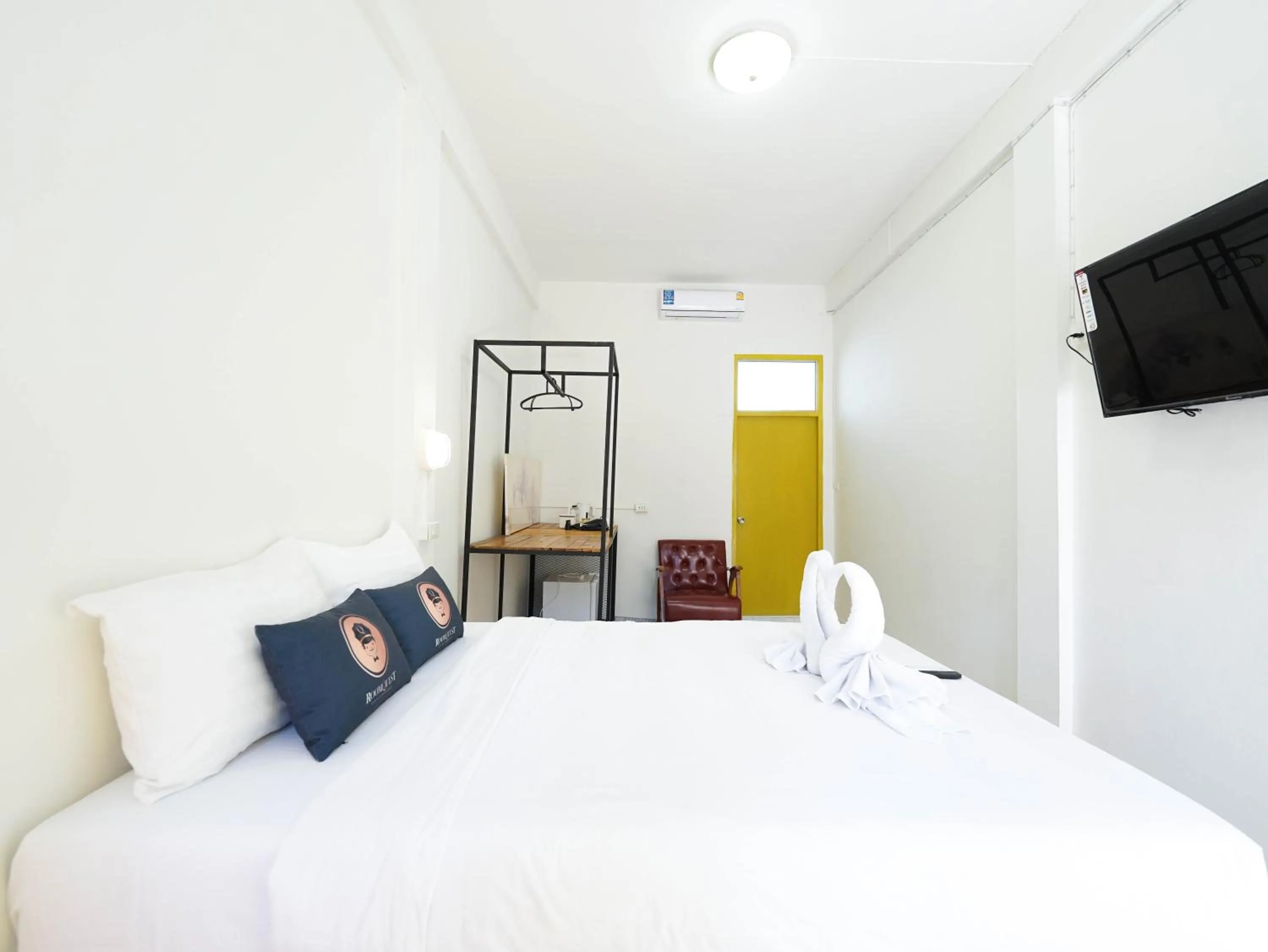 towels in RoomQuest Hotel Pratunam