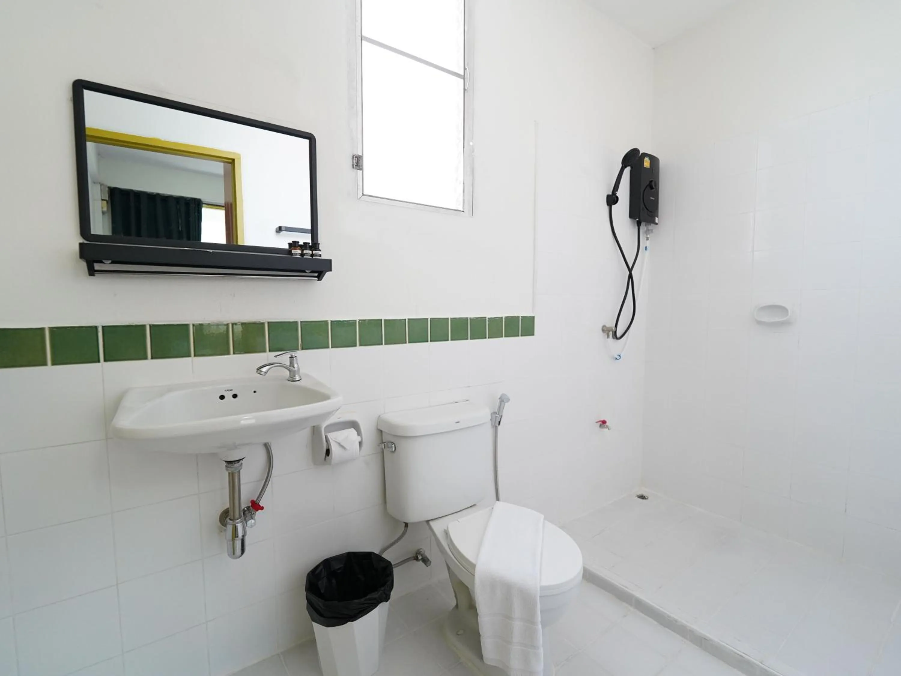 Shower in RoomQuest Hotel Pratunam