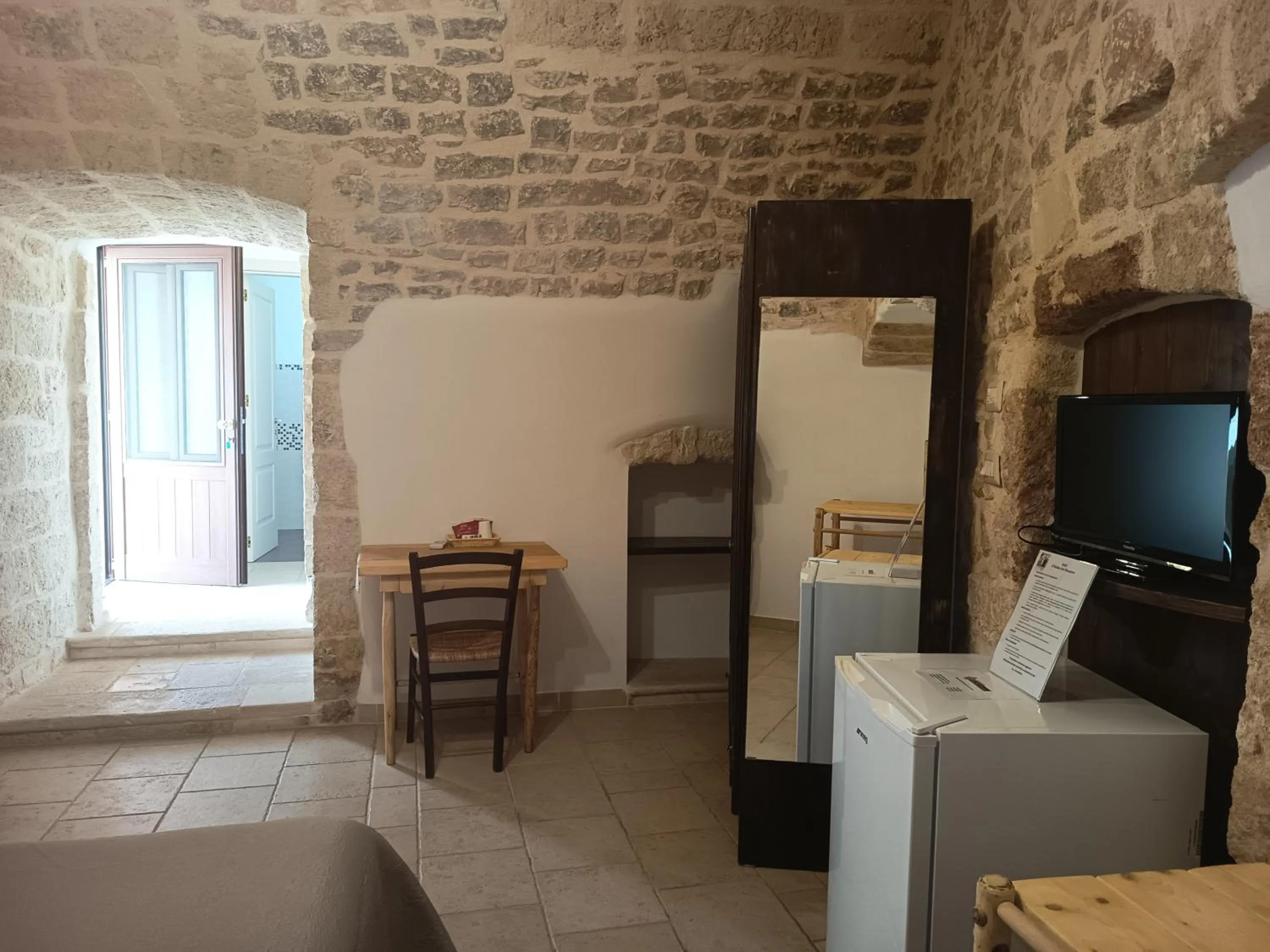 fireplace in B&B Il Mulino del Monastero