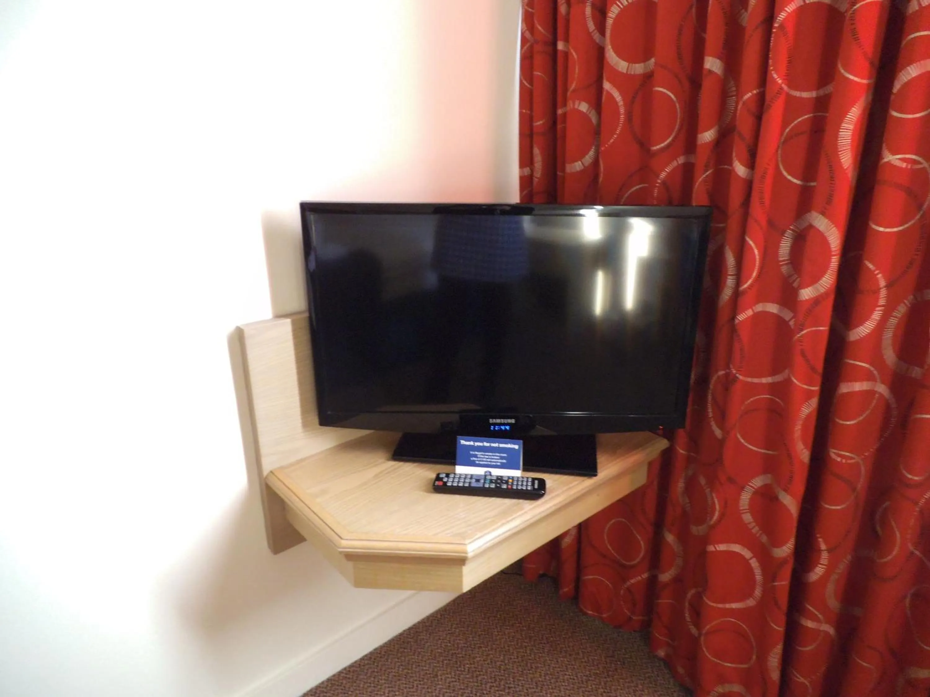 TV and multimedia in Airport Inn Gatwick